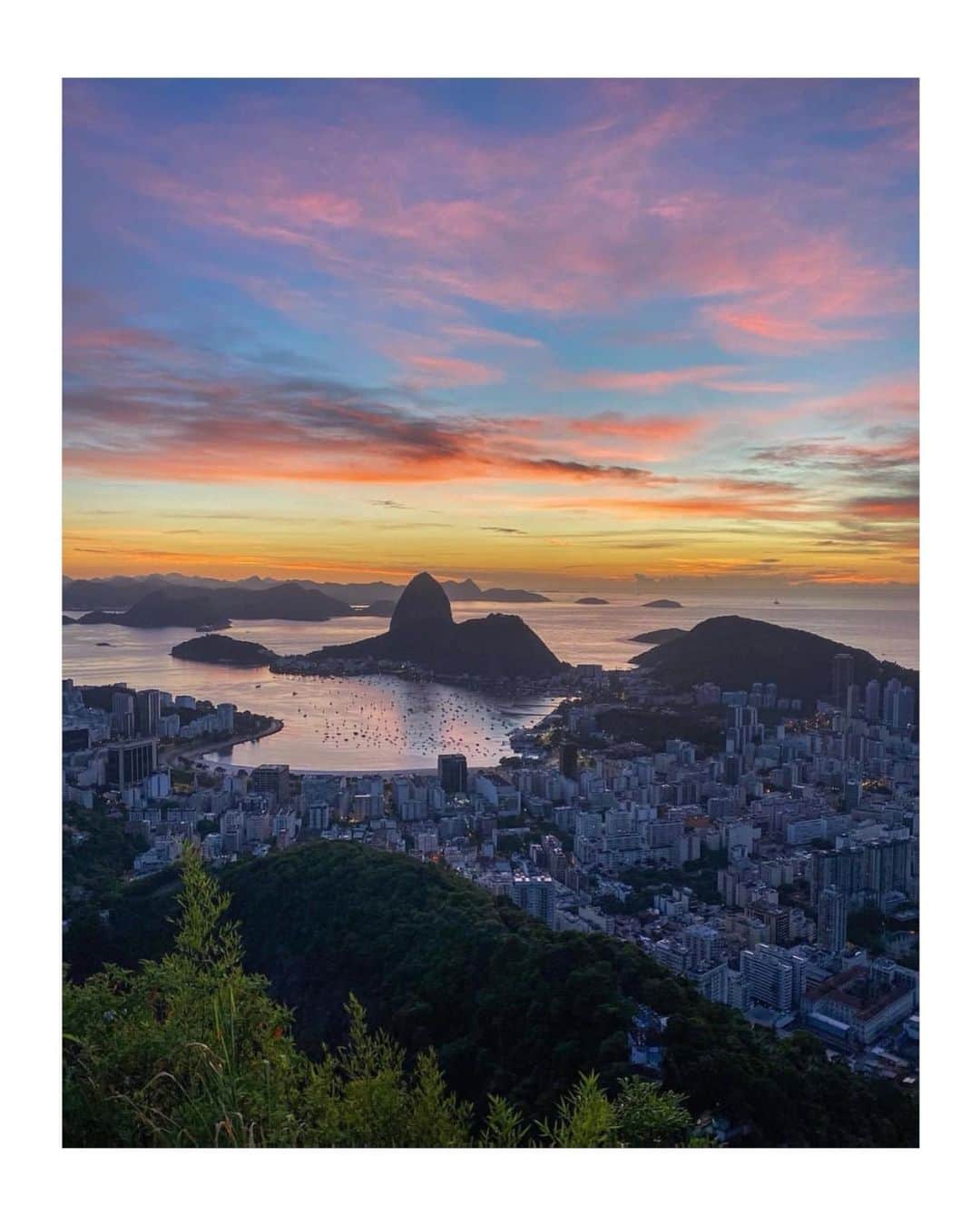ジュリアナ・パエスのインスタグラム：「Roubei da @didikrepinsky pq fiquei chocada com tanta beleza!! Ahhhhhhhhhh Rio de Janeiro... quando vão cuidar de vc do jeitinho que vc merece?!! ❤️❤️❤️❤️ #rioeuteamo」