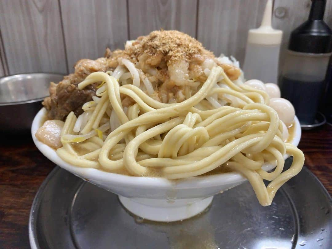 SUSURUさんのインスタグラム写真 - (SUSURUInstagram)「ヤバすぎる見た目の二郎インスパイア系ラーメン！ 田園調布に本店を置く『麺でる』グループの川崎店です。 グループ店全てで自家製麺となっていますが、川崎店には数本の麺が連なる『連麺』というスペシャルな麺が👀 食べ応え抜群な麺と濃厚スープで大満足でした🍜 #susuru_tv #1780日目 #麺でる川崎店808ism #麺でる #川崎 #神奈川 #小ラーメン #昆布水つけ麺 #うまい  #ラーメン #らーめん #ramen #ラーメン部 #ramennoodles #毎日ラーメン生活 #麺スタグラム #japaneseramen #japanramen #foodstagram #foodie #noodles #instanoodle #instaramen #instafood #susururecommended #神奈川ラーメン #二郎系ラーメン #二郎インスパイア」1月26日 16時43分 - susuru_tv