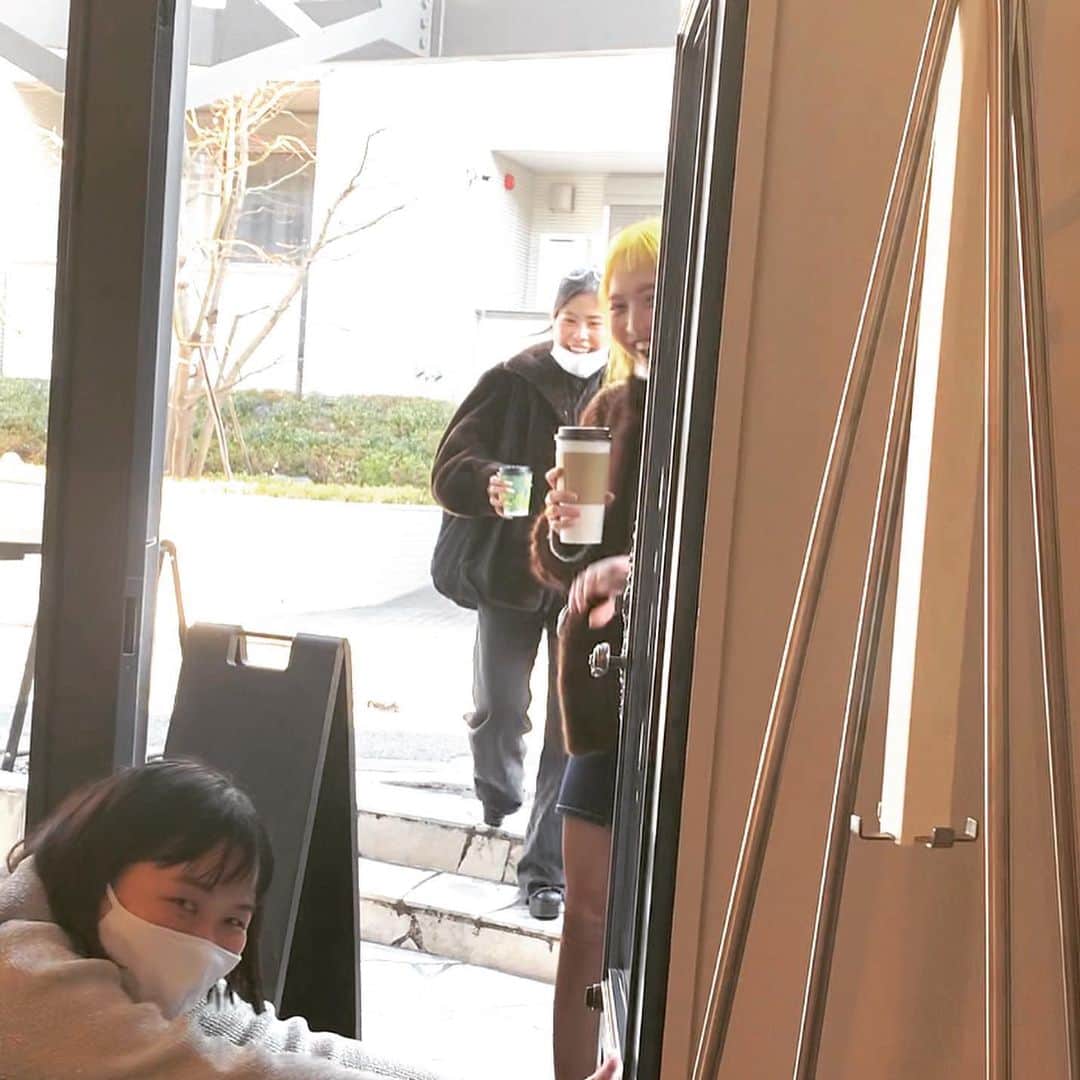 永瀬沙世のインスタグラム：「girlhouyhnhnm 編集部の働き者のLadies💚🤍💛ティナちゃんチノちゃん松下さん。楽しすぎ注意報😆かわいいなぁ」