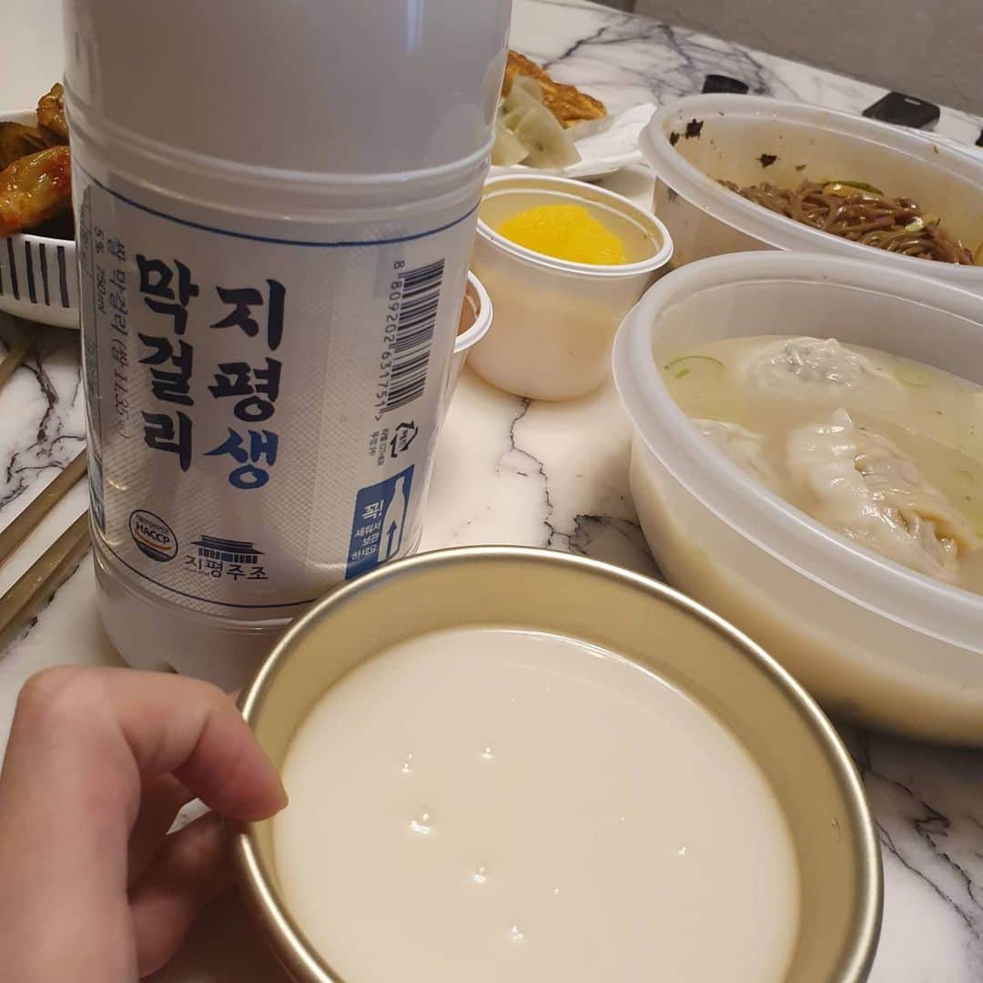 シム・ウンジンのインスタグラム：「비가온다.. 비오는날엔 역시 막걸리지!!😂😂 #전엔막걸리 #맛이가있다」