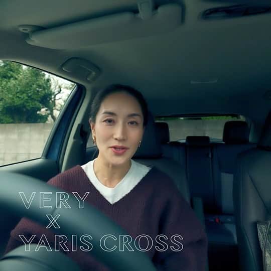 のインスタグラム：「VERY×YARIS CROSSのスペシャル動画「ヤリスクロスとわたし」。 今回はスタイリストの亀恭子さんに、 車で過ごす日の必需品をたくさんご紹介していただきました！ 車で過ごすことが多い亀さんは、 グッズもたくさん！ 冬はアウター代わりにさっと羽織れるストール、いつ買い物をしても大丈夫なようにエコバッグ、家のように長時間過ごすからこそタンブラーなども常備しているそう。 ストールはasaucemeler、エコバッグはelendeek、サングラスはTHIERRY  LASRYのものだそうです！ #VERY編集部 #VERYweb  #雑誌VERY  #亀京子 #ヤリクロ#yariscross #withyc  車が気になる人はこちら @toyota_jp」