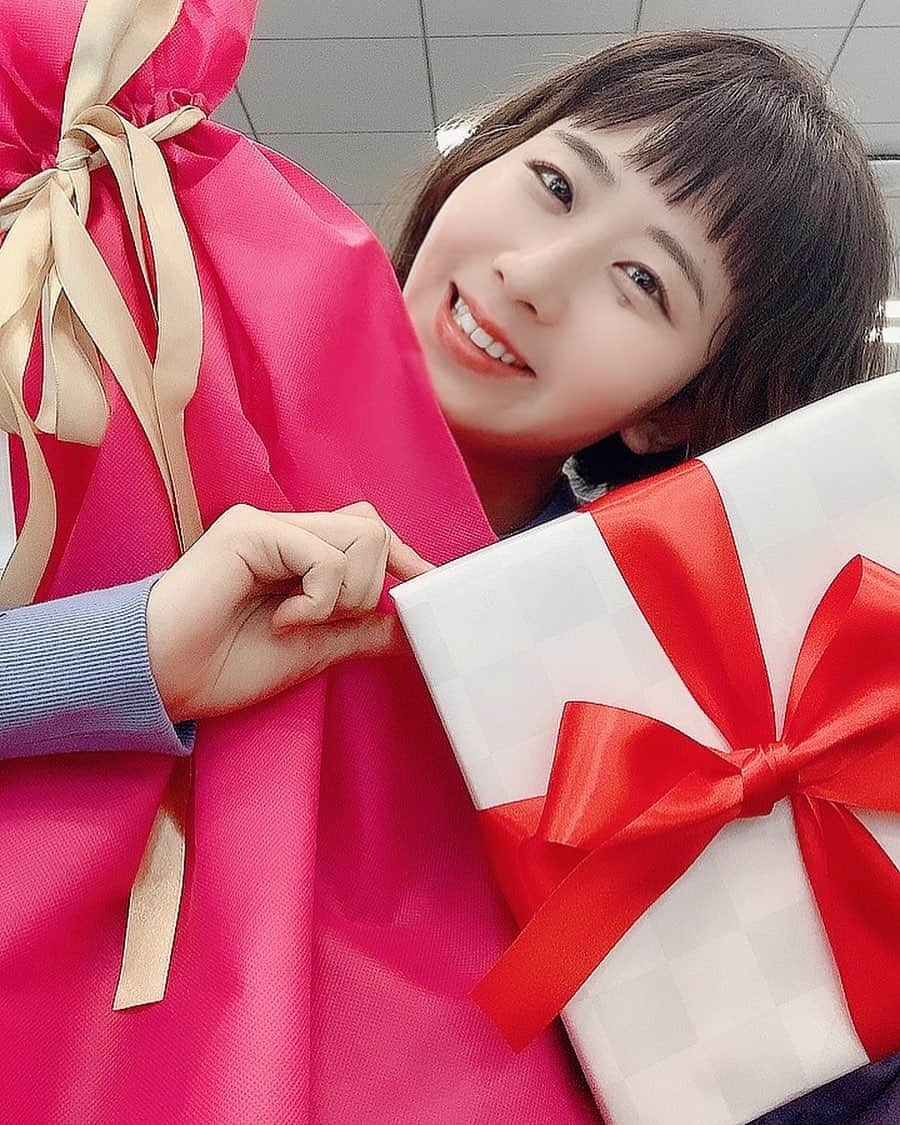 ぱちおまるのインスタグラム：「ひさびさにリアル出社したらたくさんプレゼントが届いていました🎁✨ 受け取り遅くなってごめんねっ🥲 会社に送ってくれた方のは、無事受け取れました🐲💋 おうちに運んでしまったプレゼントもあるので、せっかくなので開封生放送ぱちおまるチャンネル🎥でやろうかなと思ってます💐できそうなのは今週末とかかなぁ、たぶん…🥸！  やっていいかなー？(いいともー！待ち)w (送っていただいた方のお名前は伏せて、紹介しますっ😚だめだったら教えてちょww)  #誕生日プレゼント  #正月生まれあるある #受け取るラグありすぎてリアルサプライズ #いつもおおきにらぶあいしてる #大事にします」