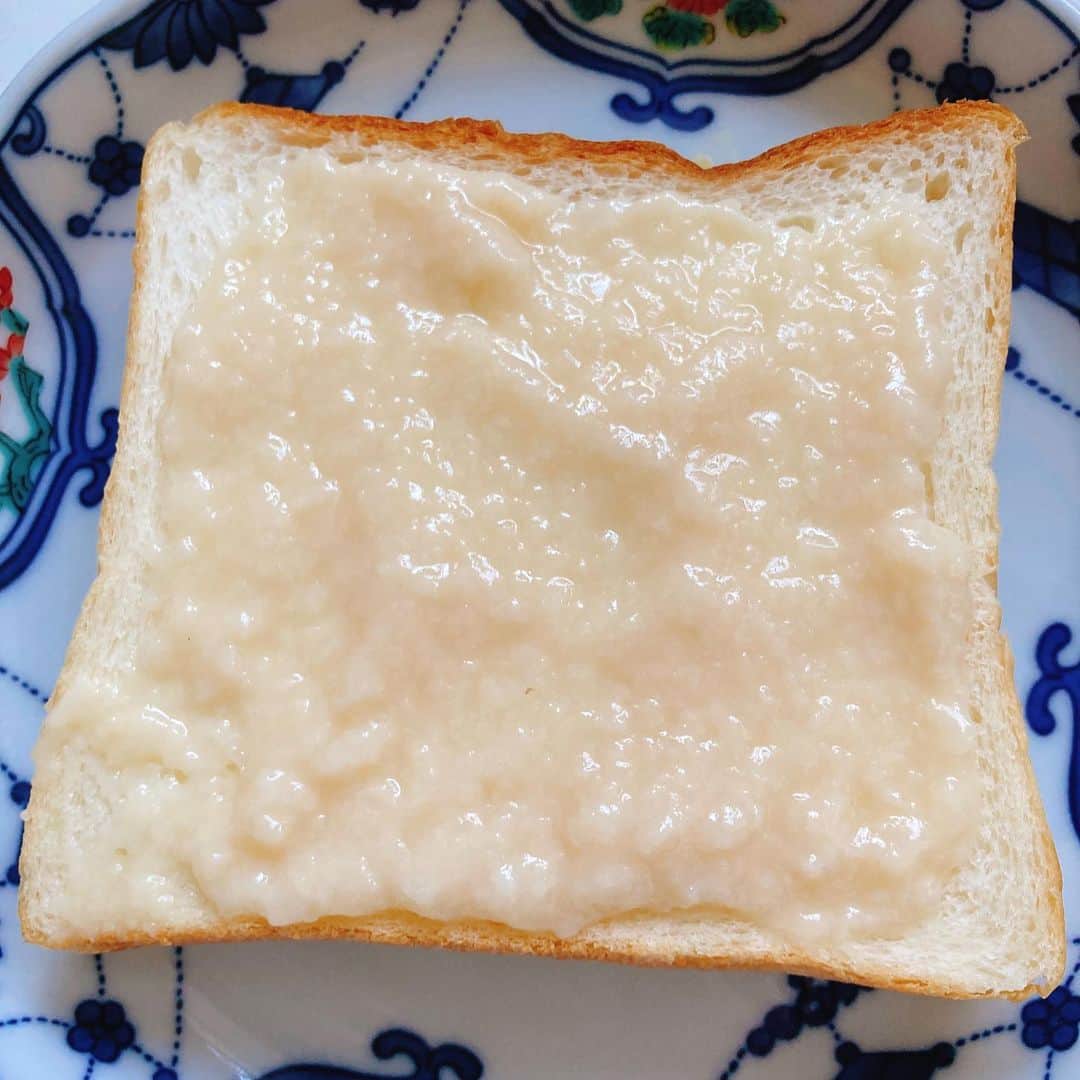 江藤あやさんのインスタグラム写真 - (江藤あやInstagram)「甘酒トースト🍞  茂蔵で甘酒買ったら、お店の方が食パンに塗ってトーストすると美味しいし、体に良いので一石二鳥ですよ！ と教えてくれたのでやってみました。  美味しかった😆  塗りすぎたかな😅  量聞くの忘れちゃったけど、1袋の半分で良いかも。  #甘酒大好き #茂蔵 #パン好き #モーニング #マンデリン」1月26日 16時39分 - ayayakko19