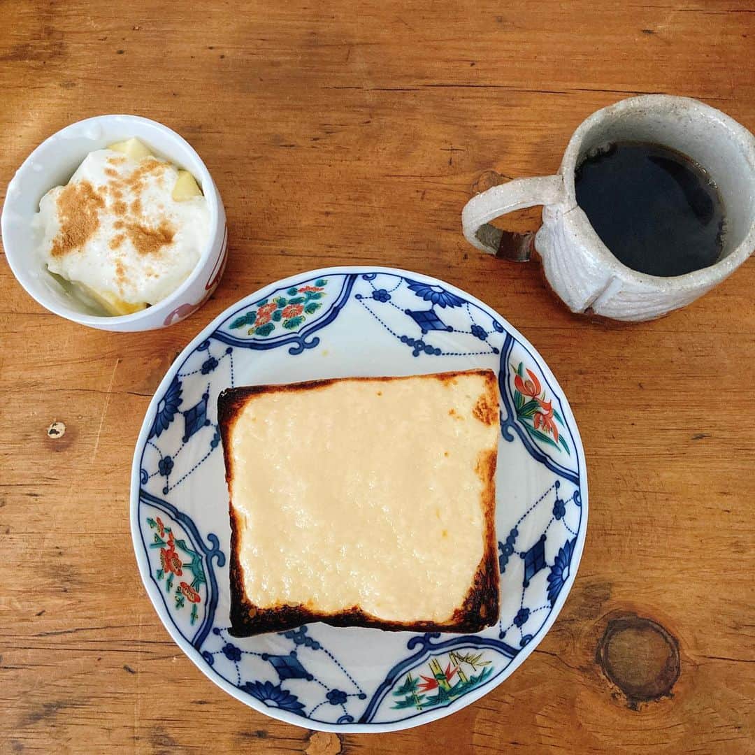 江藤あやさんのインスタグラム写真 - (江藤あやInstagram)「甘酒トースト🍞  茂蔵で甘酒買ったら、お店の方が食パンに塗ってトーストすると美味しいし、体に良いので一石二鳥ですよ！ と教えてくれたのでやってみました。  美味しかった😆  塗りすぎたかな😅  量聞くの忘れちゃったけど、1袋の半分で良いかも。  #甘酒大好き #茂蔵 #パン好き #モーニング #マンデリン」1月26日 16時39分 - ayayakko19