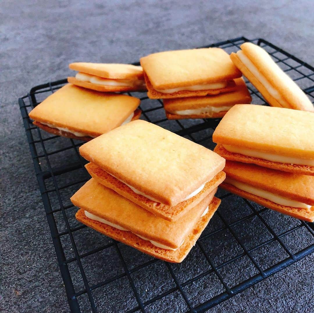 cook kafemaruのインスタグラム：「森永製菓さんのクッキー生地を使ったアレンジ編ひとつ目。 「白い恋人風」 間にサンドしたホワイトチョコバターがクッキーと良く合う💕　　これで北海道に行った気分になる❗️でっかいどー北海道、また行きたいなぁ。  #森永製菓#ムーンライトクッキー#冷凍クッキー生地#罪深いスイーツ#cookkafemaru」