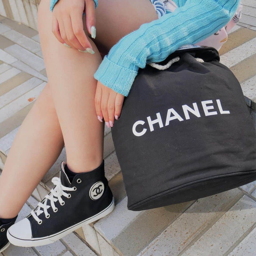 Vintage Brand Boutique AMOREさんのインスタグラム写真 - (Vintage Brand Boutique AMOREInstagram)「Chanel canvas sneakers 👟 Chanel canvas drawstring bag  DM us to Order 🛒  ✈️Free Shipping Worldwide 📩DM for more info and pricing  ➡️info@amorevintagetokyo.com   #VintageChanel #ChanelLogo #ChanelCollection #amoretokyo」1月26日 16時44分 - amore_tokyo