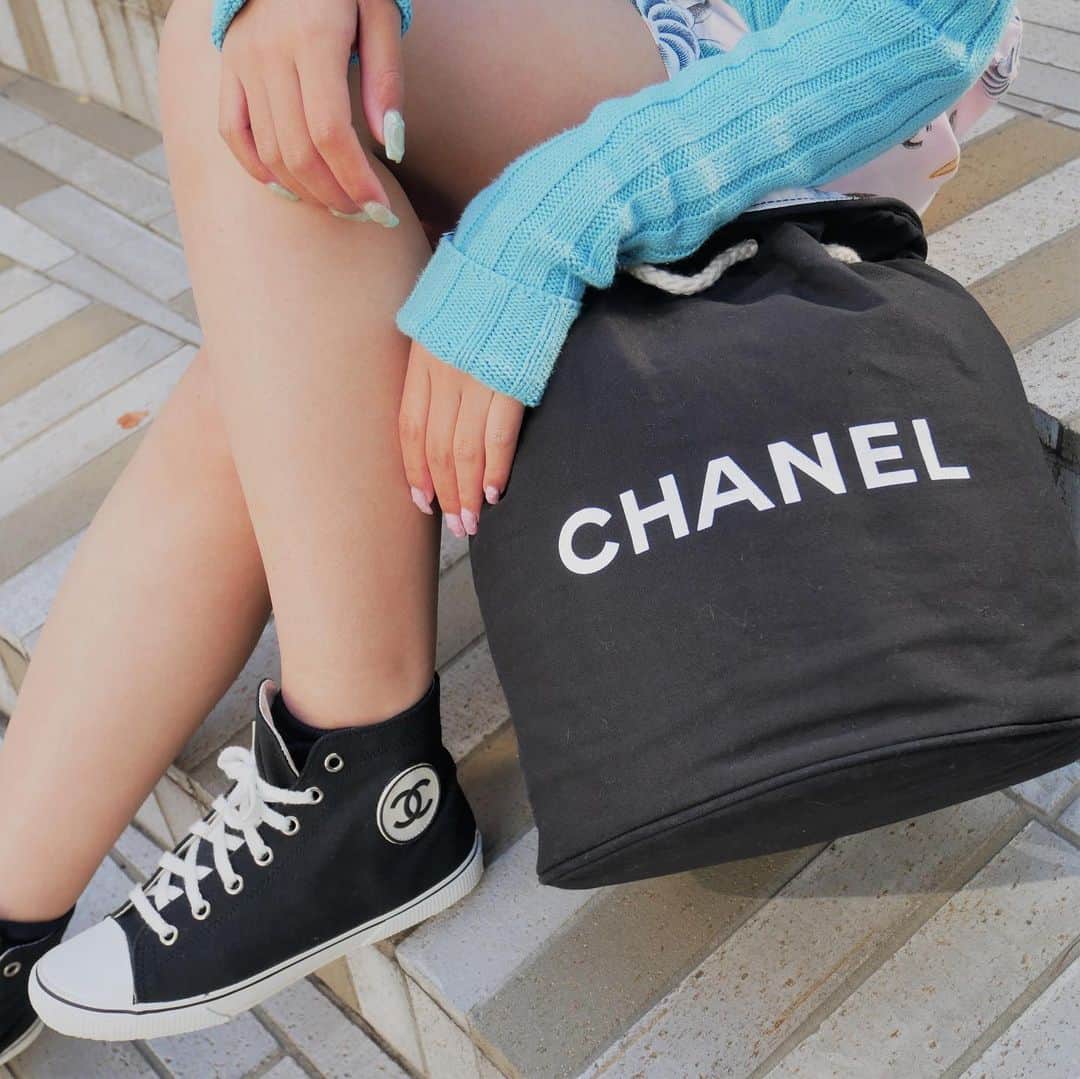 のインスタグラム：「Chanel canvas sneakers 👟 Chanel canvas drawstring bag  DM us to Order 🛒  ✈️Free Shipping Worldwide 📩DM for more info and pricing  ➡️info@amorevintagetokyo.com   #VintageChanel #ChanelLogo #ChanelCollection #amoretokyo」