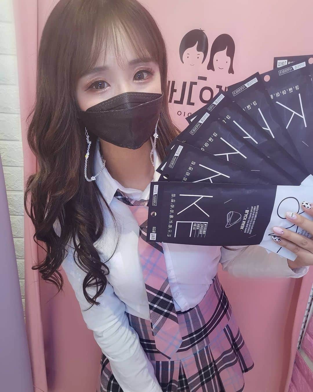 黛実希さんのインスタグラム写真 - (黛実希Instagram)「前にも載せた韓国の高機能マスクKF94の黒が出てたからクーポン使って即ゲット🛒🇰🇷 黒は韓国でしか買えないと思ってたけど(@korea.love1994 )にありました❣️ この間も書いたけど韓国のクラブでクラスターが起きたときKF94マスクを着けてた人だけが感染してなかったってのが凄すぎるよね‥🤫💕 50枚入りがあったからもっと買い溜めしようかなぁ🤔 子供用のKF94も出たみたい！！🐰💕  クーポンこれ⬇使ったよ🎟✨ 【NM2V9GA6】  #kf94 #kf94mask #황사방역마스크 #마스크 #마스크스트랩 #마스크필수 #마스크쓰고 #마스크착용#韓国マスク#韓国マスクレビュー#韓国好きな人と繋がりたい#韓国コスメ#韓国メイク#韓国ドラマ#マスク女子#韓国好きな人と仲良くなりたい」1月26日 16時45分 - candymiiiki