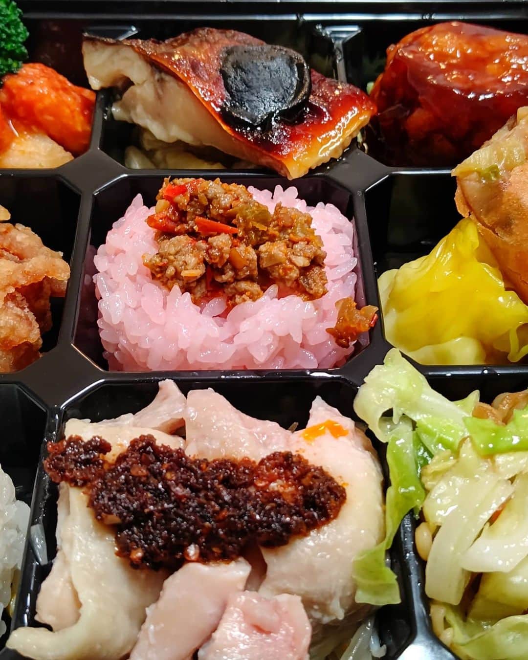 堀内敬子さんのインスタグラム写真 - (堀内敬子Instagram)「休憩中には、美味しいお弁当を、 みんな食べてます❗️  今日は、２回公演です。  #パレード #ミュージカル」1月26日 16時46分 - horiuchi_keiko