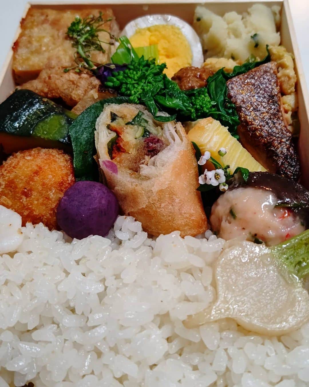 堀内敬子さんのインスタグラム写真 - (堀内敬子Instagram)「休憩中には、美味しいお弁当を、 みんな食べてます❗️  今日は、２回公演です。  #パレード #ミュージカル」1月26日 16時46分 - horiuchi_keiko