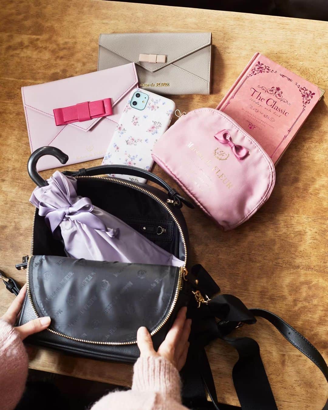 のインスタグラム：「. ＼毎日のお出かけに必要なものがたっぷり入る／ . Maison de FLEUR  Ranking NO1 👑 Ribbon Rucksack . Mサイズは、折りたたみ傘・サイフ・500mlペットボトル・ 携帯電話・手帳・鍵・ポーチ・タオルハンカチ・エコバッグなどなど... 毎日のお出かけに必要なものが たっぷり入る大容量サイズです！ . . <おすすめポイント> スワイプで動画もチェックしてみて下さい✨ . ♦ダブルチャームで開閉しやすい Maison de FLEUR のFマークのカシメがついたダブルファスナーチャーム。 左右どちらからでも開閉でき、物を出し入れしやすく便利。 . ♦持ちやすいストラップ付き リュックを背負うときに便利なストラップは、デザインのアクセントにもなるリッチな仕上がり。 . ♦スマホも入るフロントポケット 高さが10cmあるフロントポケットは、スマホやパスケースなどがぴったりのサイズ感。 .　 ♦アジャスター付きショルダーストラップ ベルト式アジャスターのついたショルダーストラップ。ファッションによって長さを変えても便利です。 . ♦便利なインサイドポケット 家の鍵やリップなど、バッグの中で埋もれがちな小物を収納できるファスナー付きポケットが。 . ♦たっぷりマチのある底 底の大きさはペットボトルや折りたたみ傘もすっぽり入るように、たっぷりした設計に。 . . <商品詳細> ♦︎Ribbon Ruck Sack Sサイズ ￥7,900＋tax ♦︎Ribbon Ruck Sack Mサイズ Mサイズ ¥9,800＋tax ⇒どちらも Black,Peach,Wineのみ . . 大人気のリボンリュックは、 全国ショップ、公式通販ストライプクラブ、ZOZOTOWNにて大好評販売中！ ※全国ショップでは一部カラーが現在完売中です。在庫数は店舗により異なりますので詳しくは各店舗へお問い合わせ下さい。 ※公式通販ストライプクラブ、ZOZOTOWNでは現在Blackのみのお取り扱いです . #maisondefleur#メゾンドフルール#フルール#フルール女子 #バッグ#バッグの中身#かわいい女の子#かわいいもの好きな人と繋がりたい #大人コーデ#大人かわいい#大人可愛い#リュックコーデ#大容量 #ピンク#ピーチ#ピンクコーデ#ピンク好きな人と繋がりたい #ピンク大好き#可愛いものが好き#ワインカラー#リボンアイテム #リボンリュック #リュック #リボン好きと繋がりたい .」