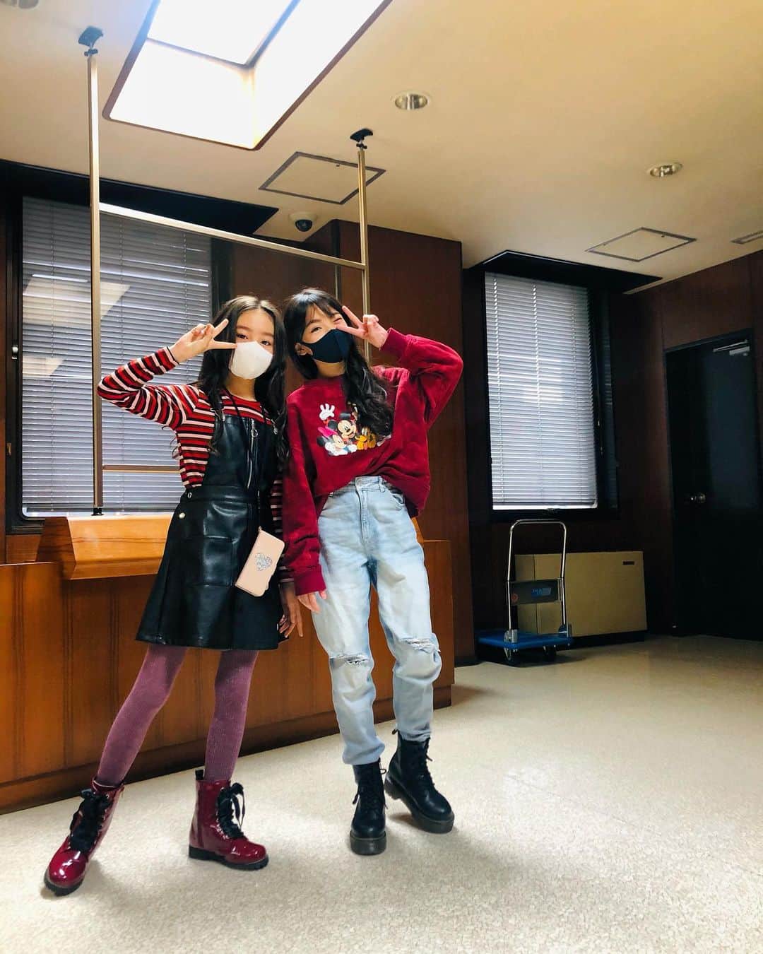 ニコ☆プチのインスタグラム：「💋💄🌹🍓🎈📌♥️  とにかくファッション大好きなおしゃれコンビ✌︎✌︎ ユメナとあんにゃ⭐️⭐️  大人顔負けな小5🐈🐈‍⬛🎒 2人とも猫顔❔❔  #飯尾夢奏  #あんな #ある日の私服シリーズ」