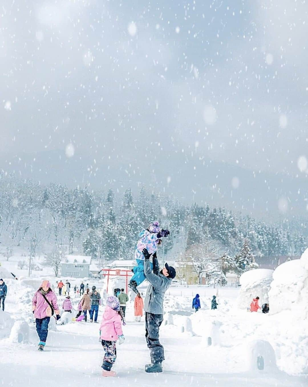 ?長野県 観光 公式インスタグラム さんのインスタグラム写真 - (?長野県 観光 公式インスタグラム Instagram)「// Photo by @neko._.nao ﻿ Kamakura Festival (Iiyama City)  At Iiyama’s Shinanodaira, you’ll find “Kamakura no Sato,” an open, snowy field lined with over 20 kamakura igloos.  They are part of the Kamakura restaurant, and inside them you can enjoy a delicious and warm meal. After you’ve filled up, you can head back outside and play in the snow.   *The 2021 Kamakura Festival is canceled.  ＝＝＝＝＝＝＝＝＝﻿ ﻿ たくさんの雪遊び 「かまくら祭り」 ＠飯山市  真っ白な雪原に 大きなかまくらが20基以上並ぶ 「かまくらの里」⛄️  かまくらの中で温かい料理が味わえたり 雪遊びなどが楽しめます 豪雪地・飯山ならではの冬の風物詩です❄️  ＊） 2021年の「かまくら祭り」は中止となります。 ＊） かまくらの中で鍋が食べられる「レストランかまくら村」は通常営業しております。詳細はホームページをご確認ください。  ＿＿＿＿＿＿＿＿＿　﻿ ﻿ Location / Iiyama City, Nagano , Japan ﻿ ﻿ #おうちでながの﻿ #長野のいいところ ﻿ #かまくら祭り #飯山市 ＿＿＿＿＿＿＿＿＿ ﻿ ﻿ 📸インスタアワード作品募集中⛄️  #長野の車窓から #長野の雪遊び 撮影場所(長野県内に限ります)  をキャプションに入れて 応募期間（12/28～2/28﻿）に投稿してください。 優秀作品に選ばれると 長野県特産品セットをプレゼント🎁  詳しくはプロフィールのリンクからご覧ください﻿。」1月26日 17時01分 - nagano_japan