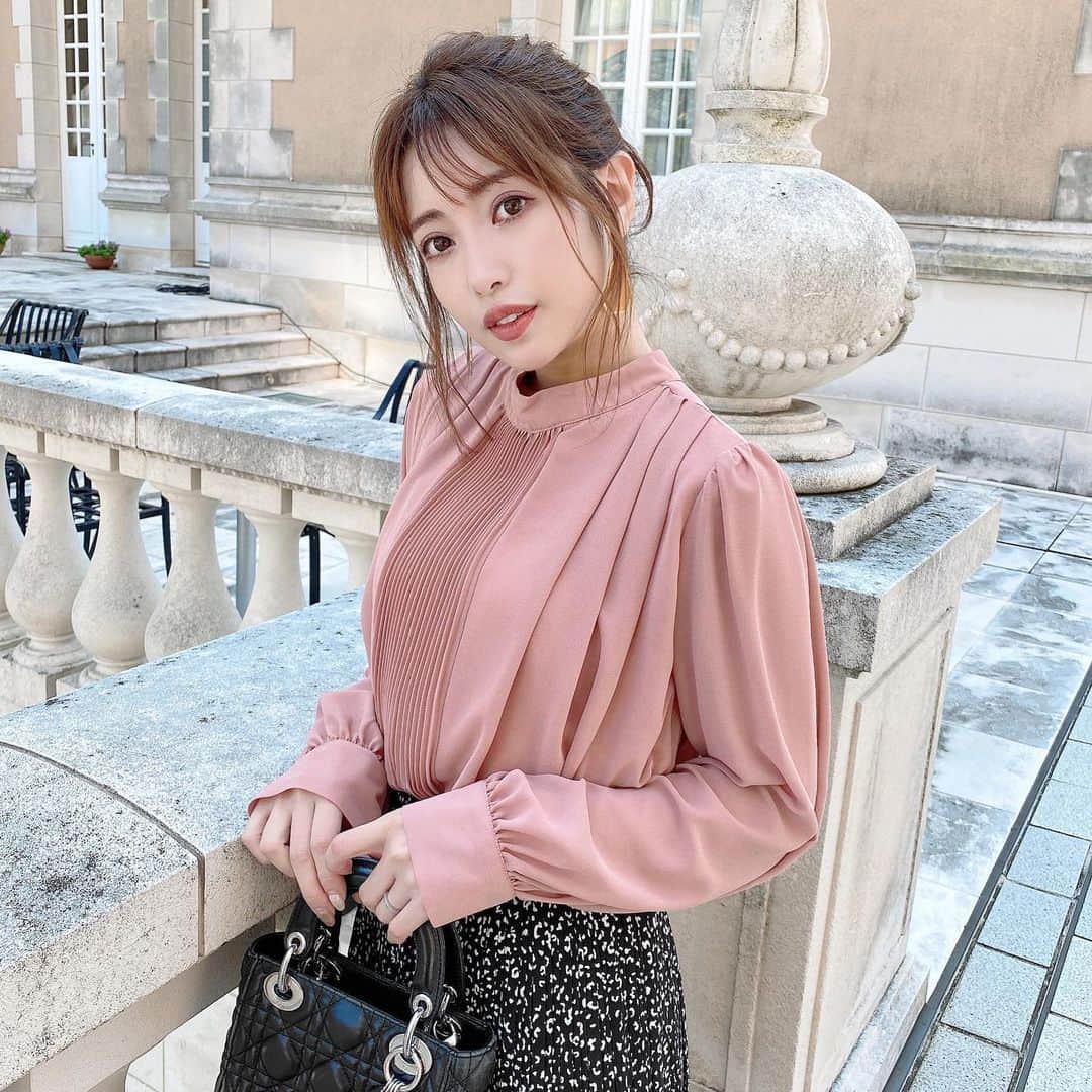 MICOAMERIのインスタグラム：「.﻿ 【ファイナルセール70%OFF開催中🕊💓】﻿ ﻿ １枚で華やか上品ブラウス🪞♡﻿ ﻿ フロントの細かいプリーツが﻿ ワンランク上のおしゃれさに◎﻿ ﻿ #micoameri#ミコアメリ#舟山久美子#くみっきー#モテコーデ #モテ服#大人かわいい#ブラウス」