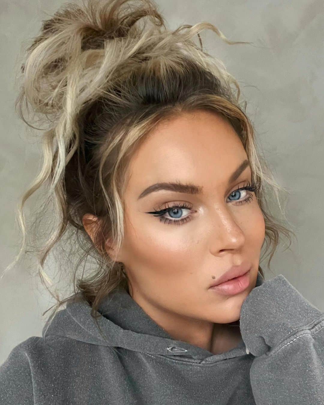 ファニー・リックマンのインスタグラム：「Finally got some glow ✨Been struggling this winter with keeping my skin right 😩❄️ @shapeby got all the glow up treatments check them out 🖤」