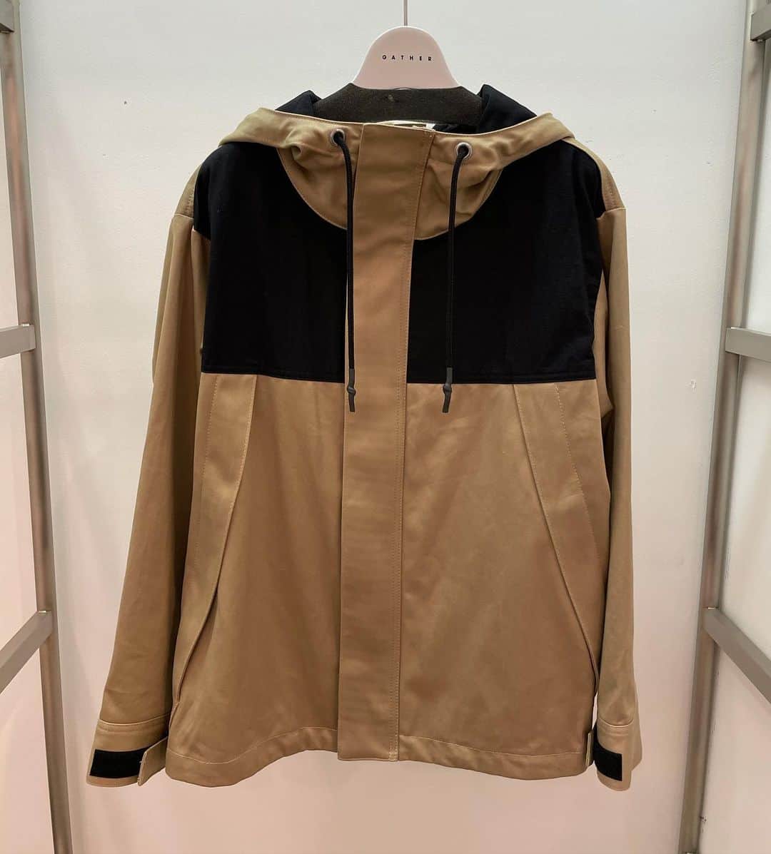 GATHER yamatoのインスタグラム：「・ 実用的でこなれ感のあるゆったりしたショート丈。 しっかりとした生地感でへたりにくく 長く愛用していただけます♪ 春までパッと羽織れるアウター GETするなら今です🤔 ━━━━━━━━━━━━━━━ 切り替えブルゾン #munich2021ss ￥31,900(taxin) ━━━━━━━━━━━━━━━ #佐賀　#佐賀大和 #gather #春服 #マウンテンパーカー」