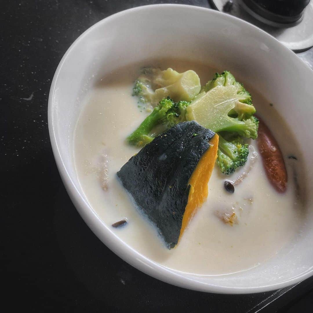 野島樺乃のインスタグラム：「🍽おすすめダイエットスープ🍽 [豆乳スープ] 調整豆乳:白だしを7:3の割合で混。 ブロッコリー、カボチャ、きのこ類、ウインナー、鶏むね肉などを入れて煮詰めて 出来上がりの超超簡単スープ🍽  お腹膨れるし温かいし 何より美味しいしほんとオススメです。☺️   #ダイエット #ダイエットメニュー #ダイエット食 #食事制限 #豆乳 #豆乳レシピ #豆乳スープ #ダイエットレシピ」