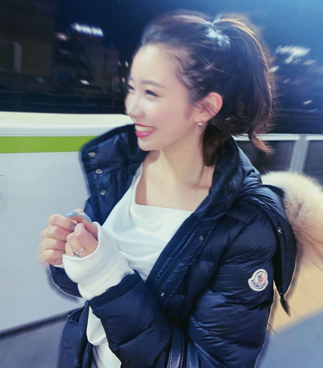 秋本鈴果のインスタグラム：「過労で顔がやつれてると言われますが生きてます。　配信やらお知らせできなくてごめんなさい！　落ち着いたらまた再開します🙏」