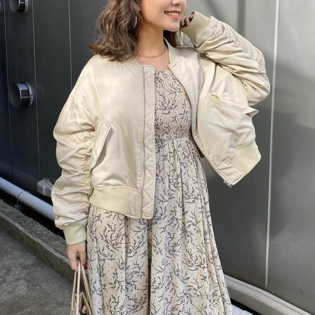 ikeda chizuruのインスタグラム：「新作のワンピースとブルゾン♡﻿ 私はスニーカー合わせがお気に入り👟﻿ ﻿ ブルゾンとワンピースとかメインの カラーだけでも合わせると、﻿ テイストが違うアイテムも﻿ なんとなくまとまるからオススメ♡﻿ ﻿ ワンピースとブルゾン @mercuryduo_com よん✌️﻿ ﻿ プーマのスニーカーも﻿ セレクトでマーキュリーにも﻿ おいてるやつだよん👌👌﻿ ﻿ ﻿ RUNWAYchannelの﻿ 10%OFFクーポン【MS_03842】﻿ も使えるからぜひ使ってね〜〜👌﻿ —————————————————﻿ コーデ詳細は @mercuryduo_chizuru ﻿ TOPのURLからチェックしてね✔」