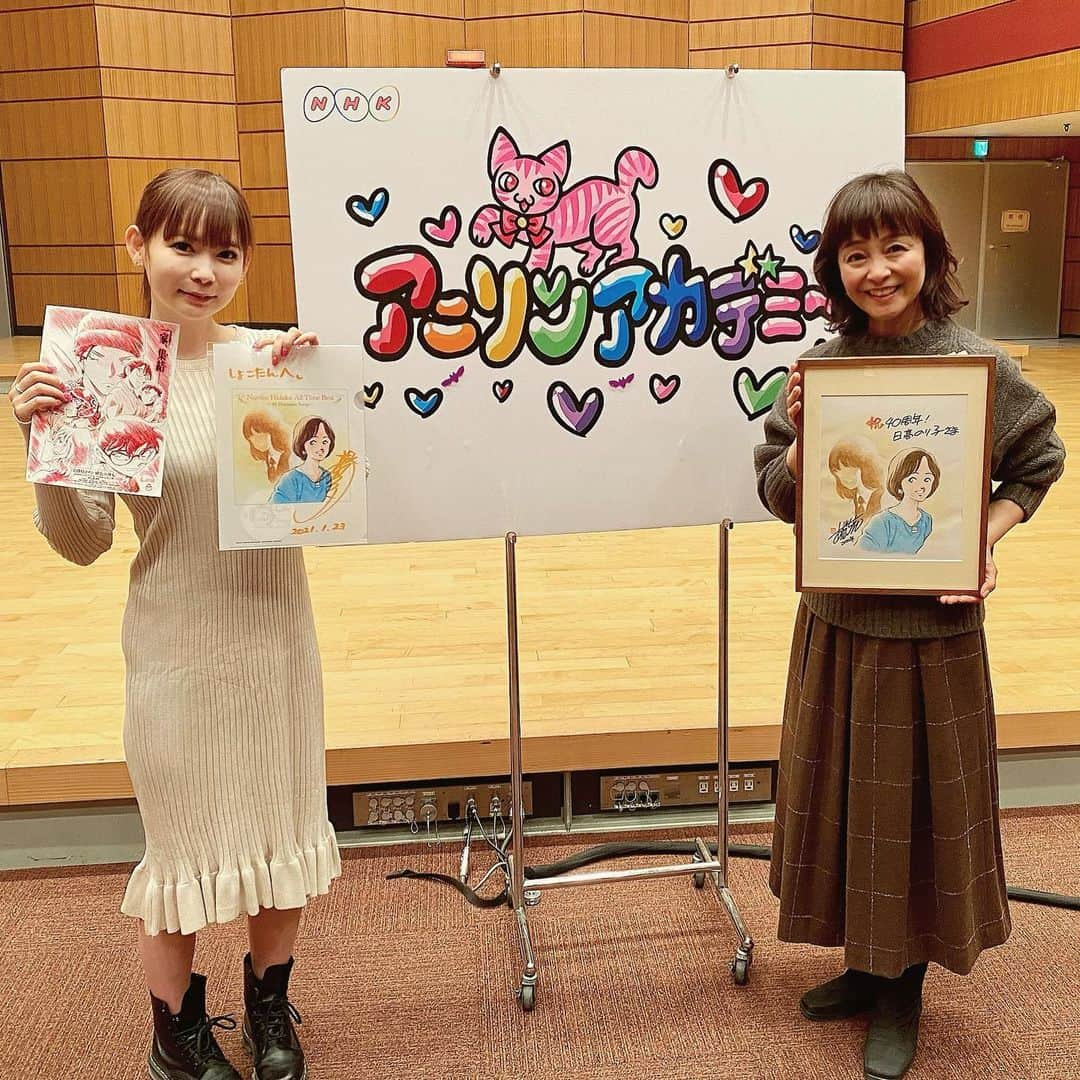 日髙のり子のインスタグラム：「💐✨💐﻿ #しょこたん こと #中川翔子 ちゃんの﻿ラジオ📻﻿ #アニソンアカデミー にお邪魔しました🤗﻿ ﻿ しょこたんに届いたばかりの #あだち充 先生の原画をサプライズで見せたら…﻿ ﻿ (((o(*ﾟ▽ﾟ*)o)))♡ ✨♡✨﻿ ﻿ すっごく喜んでくれました❣️﻿ 絵を描く人には興味津々ですよね。﻿ やはり印刷とは違う印象だったようで、原画の素晴らしさをあらためて感じました🙌✨  しょこたんから綺麗なお花も頂いて、とっても嬉しかったです💐﻿ ﻿ #aniaca リスナーの皆さま、しょこたん、あべさん、スタッフの皆さん✨﻿ 愛情いっぱいの特集とランキングをありがとうございました🥰  #nonko40th #懐かしい #意外 #斬新 #思い出 #想い #いっぱい #リクエスト #ありがとう」