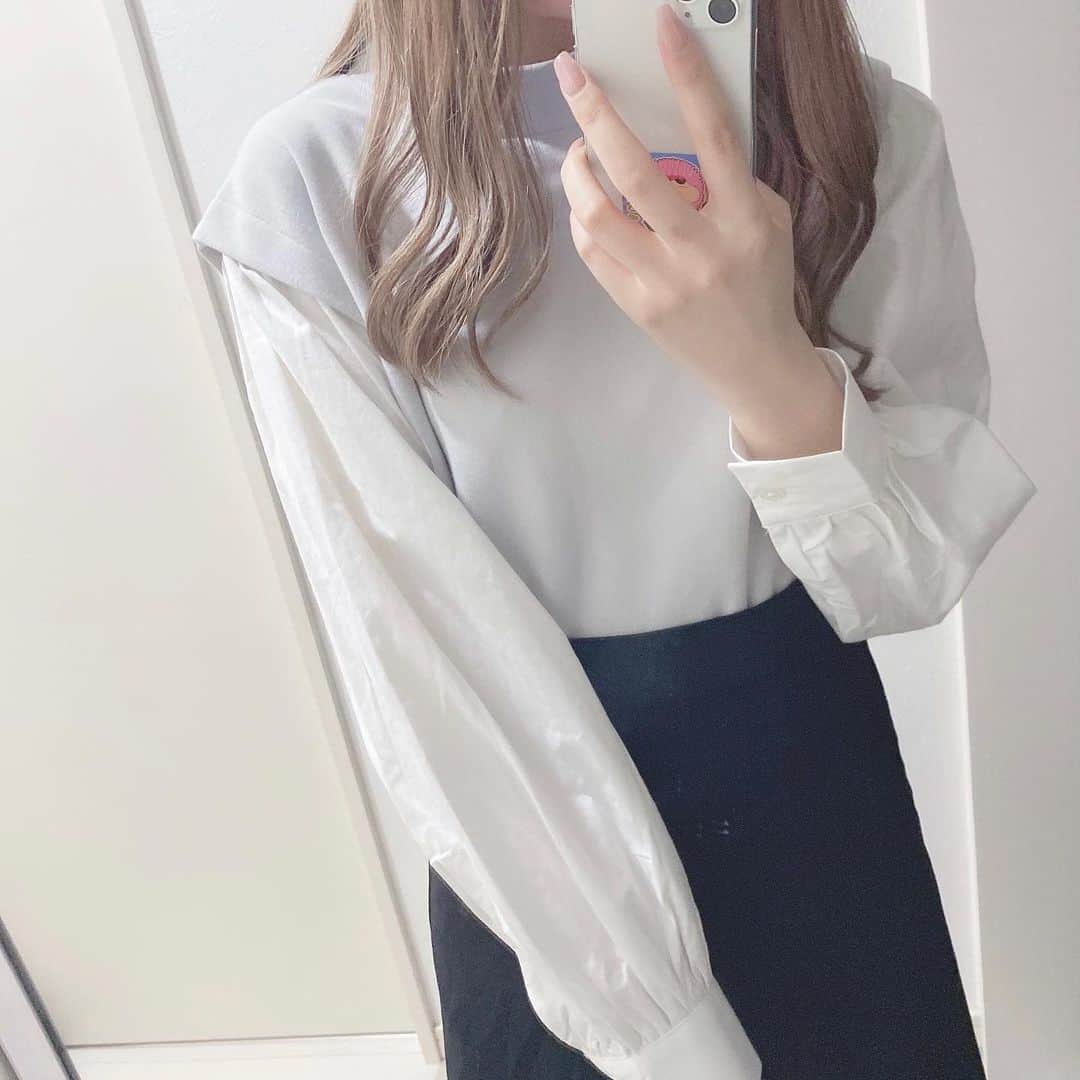 jurinaのインスタグラム：「GUの新作可愛い🥺🥺🤍 スカートと合わせて上品にも着れるし、 サイズ大きいのにしてワンピにしても絶対可愛い♡ . #gu_for_all #GUstyle #gupr #プルオーバー #ダブルフェイススリーブコンビネーションプルオーバー」