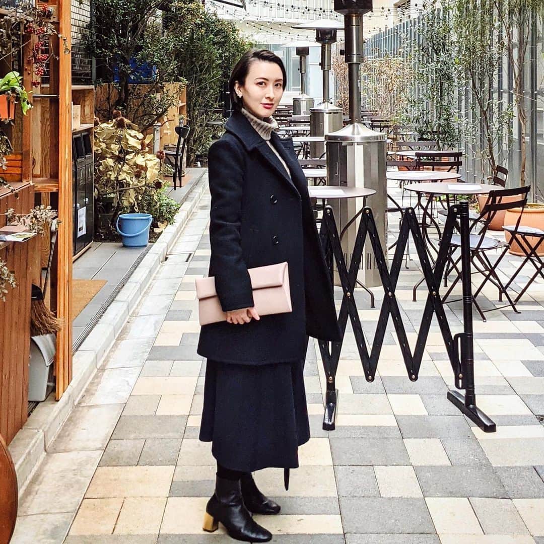 前田紀至子のインスタグラム：「久々に対面でのミーティング。 マスク越しだし満足にお茶も飲めないけれど、人に会えるのはそれをも超越して嬉しいなとしみじみ。  ファッションにも新鮮な気持ちを取り入れたくて、暫く寝かせていたクラッチを持ってみたら「お、いいじゃん」となったり、下地やリップにアルマーニビューティの新入りを使ってみたら、その勢いでお洒落顔に憧れてしまい、ツヤ肌を作ろうと試みては撃沈したり…（笑）  そんな感じでお出掛けの準備の醍醐味&外出を存分に満喫できた数時間でした。  #maxmara#マックスマーラ#celine#セリーヌ#armanibeauty#アルマーニビューティ#jilsander#ジルサンダー  #repetto#レペット」