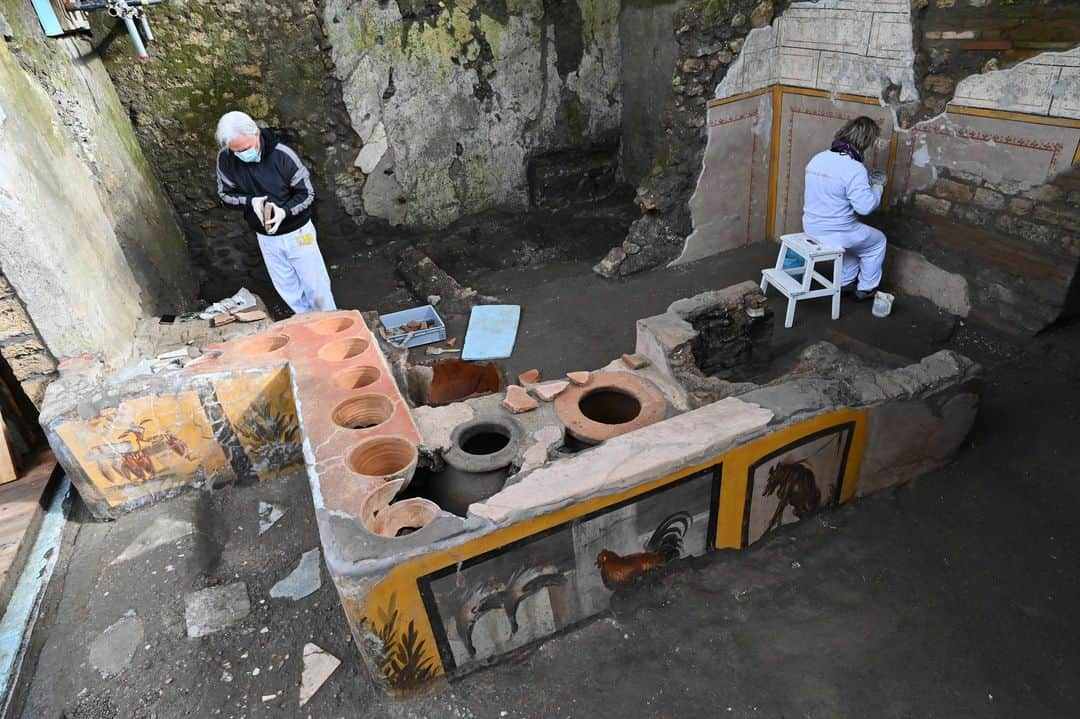 ルモンドさんのインスタグラム写真 - (ルモンドInstagram)「Un thermopolium, sorte de "fast-food" de rue dans la Rome antique, orné de motifs polychromes et dans un état de conservation exceptionnel a été mis au jour à Pompéi, en Italie.  Le comptoir, figé par la cendre volcanique de l'éruption du Vésuve en 79 après JC, avait été en partie exhumé en 2019 mais les travaux ont été étendus pour préserver au mieux l'intégralité de l'emplacement.⁣ Outre une fresque déjà connue représentant une Néréide (nymphe marine) sur un cheval, les chercheurs ont retrouvé, peints dans des couleurs vives, des animaux, en particulier de la volaille et des canards colvert qui devaient être consommés ici avec du vin ou des boissons chaudes.⁣ Et surtout, les scientifiques ont découvert dans les creusements de la table des reliefs alimentaires qui pourraient apporter de précieuses informations sur les habitudes gastronomiques de l’époque. Un fragment d'os de canard, mais aussi des restes de porc, de chèvre, de poisson et d'escargots ont été récupérés dans les pots en terre cuite. Plusieurs ingrédients étaient cuisinés ensemble, un peu comme une paella. Au fond d'une jarre ont été trouvées des fèves pilées, lesquelles servaient à modifier le goût du vin.⁣ Les thermopolium (du grec "thermos" qui signifie chaud, et "pôléô" qui signifie vendre) étaient très populaires dans le monde romain. Pompéi en comptait 80 à elle seule.⁣ -⁣ Les fouilles du thermopolium à Pompéi le 25 janvier. Photo : Andreas Solaro (@fujixproimages) / AFP (@afpphoto)⁣ -⁣ #archeologie #Italie #Pompeii」1月26日 17時02分 - lemondefr