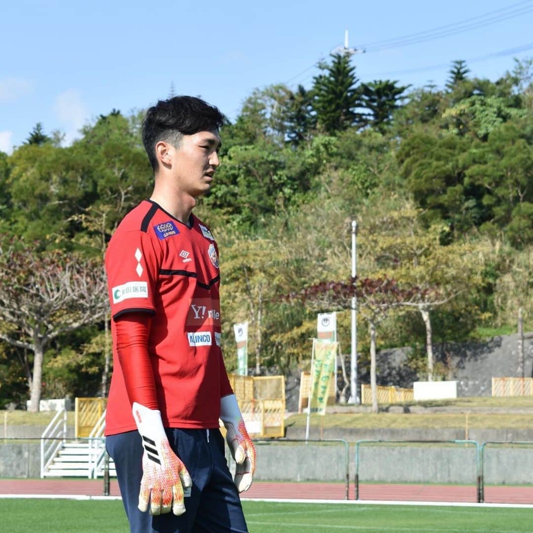 原田岳のインスタグラム：「V・ファーレン長崎に関わる全ての皆様初めまして原田岳です！ J1昇格を目指し貢献できるよう頑張りますので応援よろしくお願いします！  沖縄は天気も良くとても良い環境でトレーニングできています‼️  #全力で光れ」