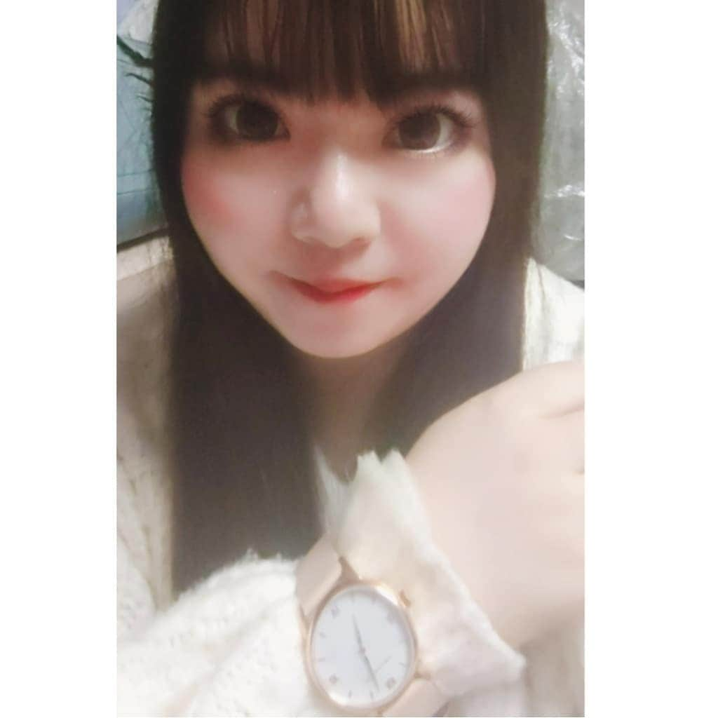 hoshizaki eriのインスタグラム：「. . ♥New watch♥ .  ハワイの星空☆彡🌃を イメージして作られた キラキラ可愛い時計⌚️ @liakulea_japan 💗 . おっきめの文字盤で キラキラ可愛いこちらは 最近コーデのポイントに なっています♥✨🐰 . 丸くて大きめの文字盤と ロゴや時間がピンクゴールドなのが とっても好きです♡ . クーポンコード 「eriiian37」の使用で 全品10％OFF！  ※本日より1年間有効です♥ . . #腕時計 #liakulea #腕時計 #時計 #腕時計倶楽部 #手元倶楽部  #watch #kirakira #夜空🌃 #おうち時間 #pleaselikeit #likebackalways #followme #followback #相互フォロー #스타일링 #팔로미 #japanesegirl #読者モデル #インフルエンサー #美容ライター #pr @liakulea_japan」