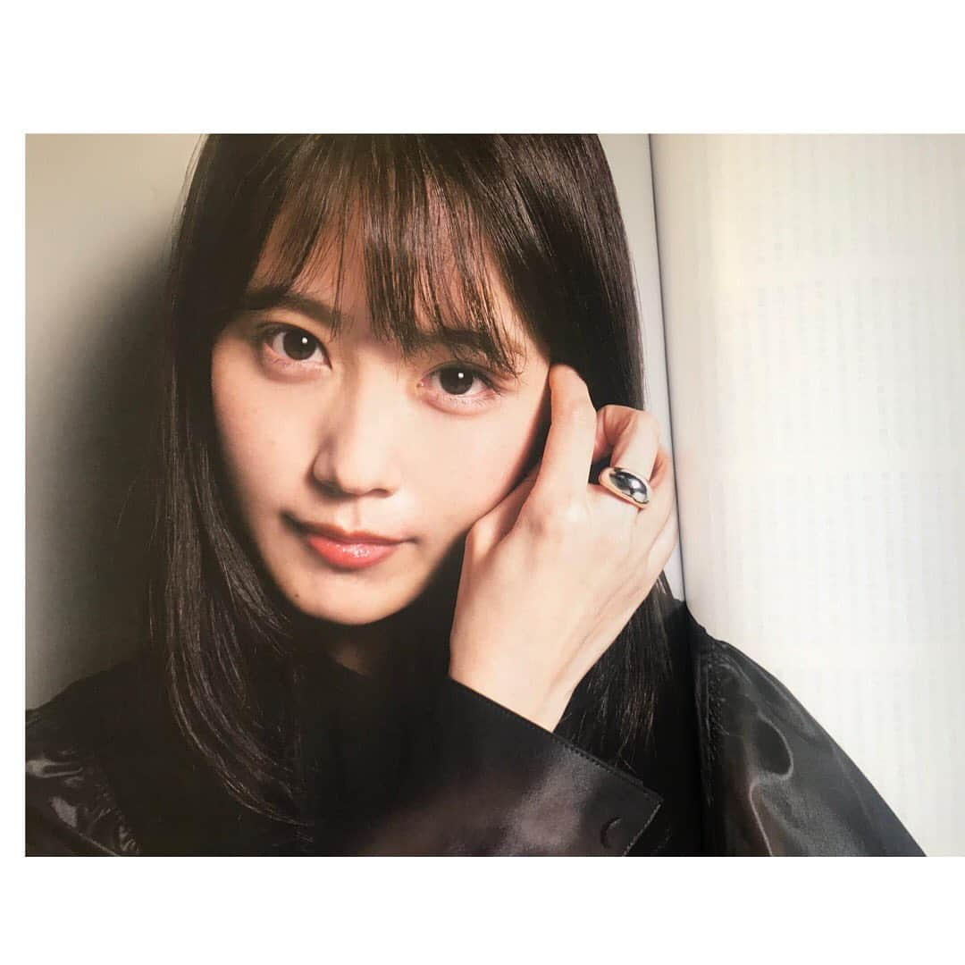 藤代冥砂さんのインスタグラム写真 - (藤代冥砂Instagram)「沖縄に戻ると最新号のCUTが届いてた。 有村架純さん。 以前撮影した時より、さらに綺麗になっていて、なんだか嬉しかった。 撮影時間5分！で4ページ。 余裕っす。 マインドは報道カメラマンだから。 ただ、もっと話したかったな。 20年以上のお付き合いになる事務所の井上社長がいつものように背後で見守っているのも嬉しかった。 やっぱり自分のメインフィールドは女性のポートレイトかも？と魔がさす午後。  #cutmagazine #cut #有村架純」1月26日 17時06分 - meisafujishiro