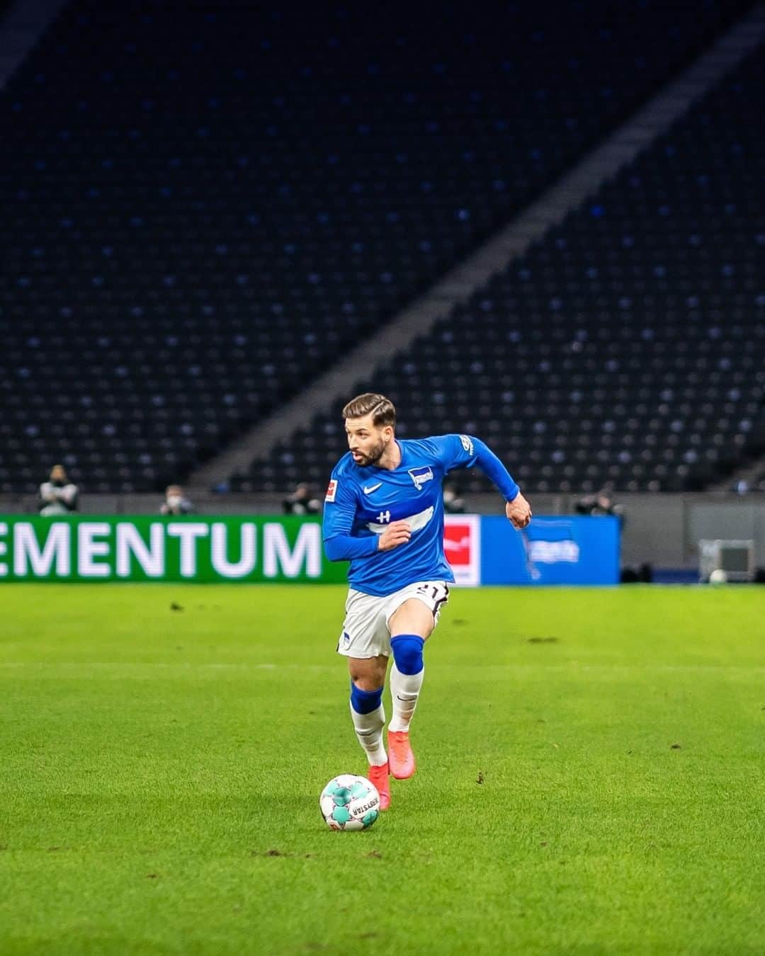 ヘルタ・ベルリンのインスタグラム：「2️⃣9️⃣ Jahre! Davon schon fast 7️⃣ in blau-weiß. Unsere Nummer 2️⃣1️⃣ @platte21_official feiert heute Geburtstag. 🥳 Dazu gratulieren wir ganz herzlich und wünschen nur das Beste! 💙 . . #HaHoHe #herthabsc」