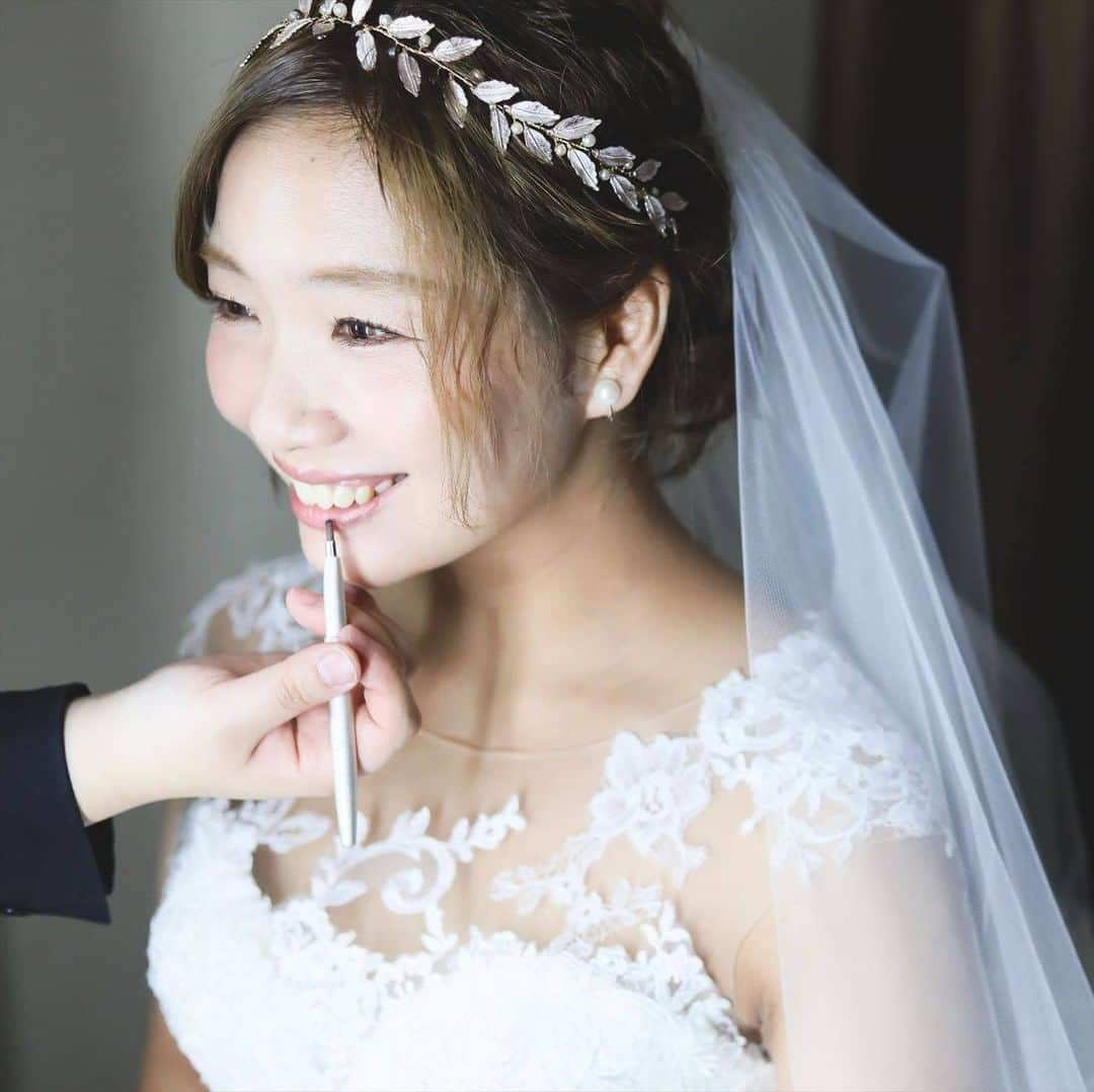 LAZOR_GARDEN_NAGOYAさんのインスタグラム写真 - (LAZOR_GARDEN_NAGOYAInstagram)「. 結婚式当日だからこそ撮影することができる #お支度ショット*＊ 花嫁さまが魔法にかけられる瞬間を お写真に残しましょう♡ . ------------------ . @lazor_garden_nagoya をフォローし 『#ラソールガーデン名古屋』をつけて 検索してくださいね＊ . #スタイルズ花嫁 #ラソール花嫁 #ブライダルハウスtutu #プレ花嫁 #卒花 #披露宴 #令和花嫁 #日本中のプレ花嫁さんと繋がりたい #結婚式 #名古屋花嫁 #東海花嫁 #愛知花嫁 #ガーデンウェディング #邸宅ウェディング #ラソ組 #marryxoxo #DRESSY花嫁 #ヘアアレンジ #大人可愛い #ヘアセット #ヘアメイク #ブライダル #結婚式準備 #ウェディングドレス #結婚式コーデ #ブライダルヘア #結婚式レポ #ブライズルーム」1月26日 17時06分 - lazor_garden_nagoya