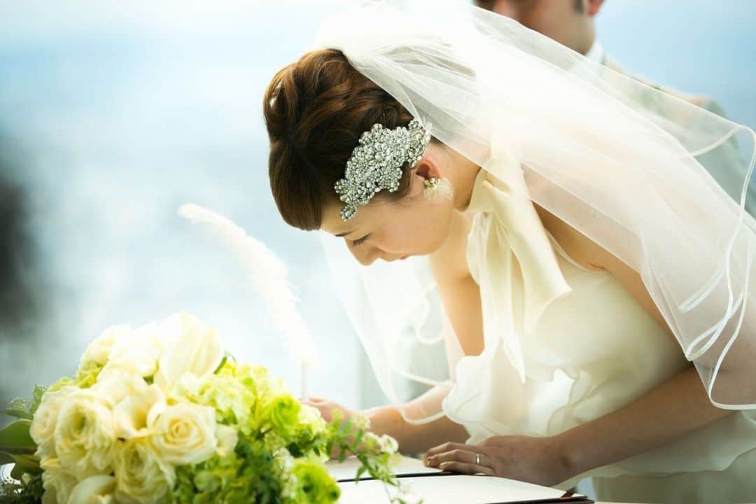 のインスタグラム：「💍 想いを込めて ・ ・ ・ おふたりの大切な方たちに 結婚の報告をする1日 そのカタチはひとつだけではありません 『おふたりらしさ』 に感謝の想いを込めた オリジナルウエディングを 一緒につくりましょう ****************** パーティーのお問い合わせは プロフィール欄のURL公式HPからどうぞ🎵 Heritage Bridal Collection forty three（フォーティスリー） https://fortythree.official-wedding.jp/ ☎︎0120-172-050」