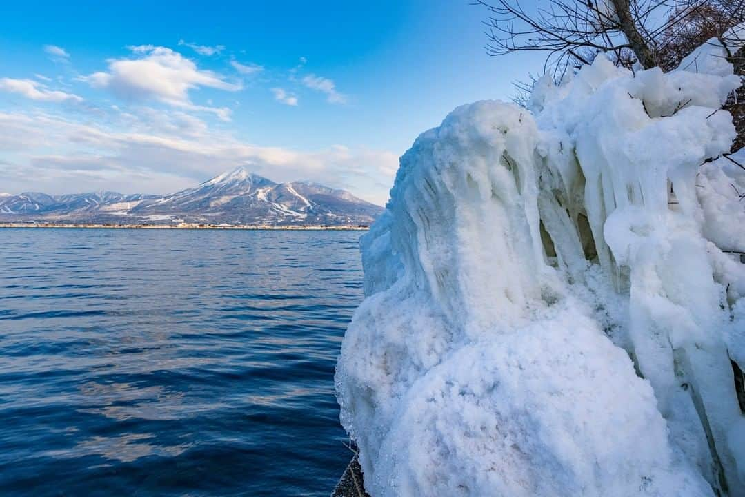 福島県さんのインスタグラム写真 - (福島県Instagram)「【猪苗代湖 しぶき氷】  厳冬期、猪苗代湖天神浜の南側に、自然が作る氷の芸術「しぶき氷」が見られます。湖水が強い西風にあおられて岸辺の樹木に氷着したもので、国内では極めて珍しい現象だといわれています。  #おうちでふくしま #しぶき氷 #猪苗代湖 #猪苗代町 #福島県 #inawashirotown #fukushima #traveljapan #futurefromfukushima #ふくしまからはじめよう #新しい生活様式からはじめよう」1月26日 17時18分 - realize_fukushima