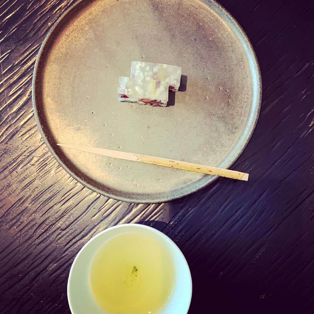祐真朋樹さんのインスタグラム写真 - (祐真朋樹Instagram)「ショーの合間に一服茶。  #櫻井焙茶研究所 @sakurai_tea_shop   @stsukezane」1月26日 17時18分 - stsukezane