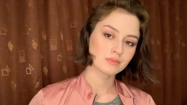 Kimberly Ryderのインスタグラム：「Lagi musim hujan kayak gini jangan sampai kalian masuk angin, pilek apalagi flu! Don’t forget to keep warm with Cap Lang Minyak Ekaliptus Aromatherapy dengan 4 varian Original, Lavender, Green Tea dan Rose! EucaActive+ dengan kandungan eucalyptus nya dan aromatherapy akan buat kamu tetap segar dan bisa bebas beraktifitas! @cleasdiary  Kalian bisa dapetin di Official Store Cap Lang di e-commerce seperti Tokopedia, Shopee dan Lazada. #FabulousEucalyptus」
