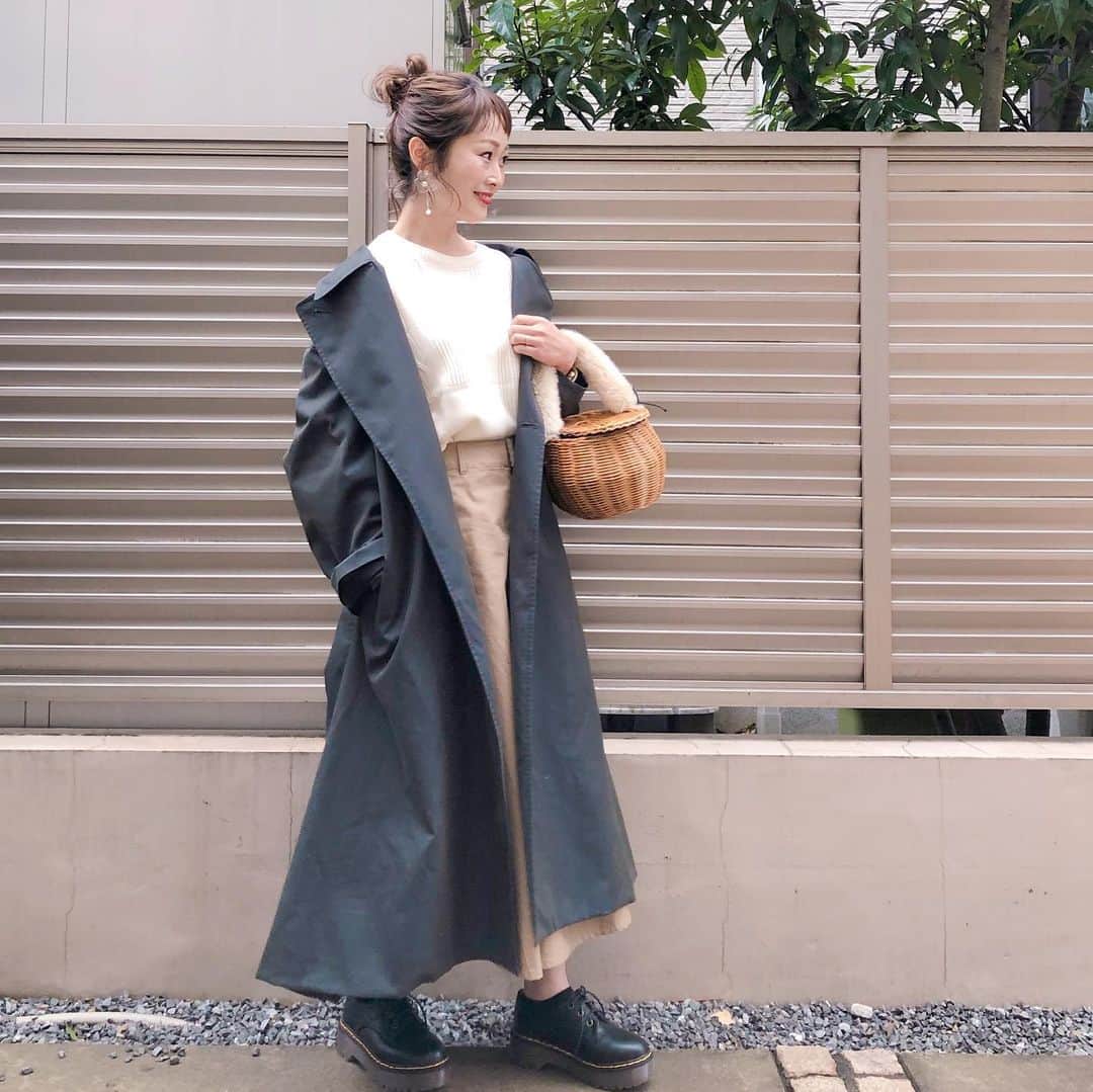 Kikuno Sayumiさんのインスタグラム写真 - (Kikuno SayumiInstagram)「〻UNIQLO U〻 ・ ・ ・ #uniqlou の新作コーデ𓇠 #トレンチコート#コットンツイルフレアスカート ・ まず、コートとスカートとの丈感の相性が良すぎて◎ ・ コートはゆるっとダボッと着たくてLサイズにしたよ！襟抜きして着るのが好き‪‪❤︎ ベージュとちょーー悩んだけど持ってない黒にしてみた。春は花柄ワンピを下に着たい、そんなワンピを今探し中😚‬ ・ スカートも人気よね！このフワッとしたラインが好き♡♡足首が見える丈感も良い◎ ・ @uniqlo_ginza @uniqlo_with @uniqlo_jp ・ ・ #ファッション#fashion#ママ#ママコーデ#プチプラコーデ#大人カジュアル#ヘアアレンジ#大人可愛い#uniqlo2021ss #UNIQLO新作#広がれユニクロの輪#ユニクロ#ユニクロコーデ#UNIQLOレポ#ユニジョ#uniqloginza #locari#uniqlo#上下ユニクロ部 #uniqloginza2021SS」1月26日 17時13分 - sayumikikuno