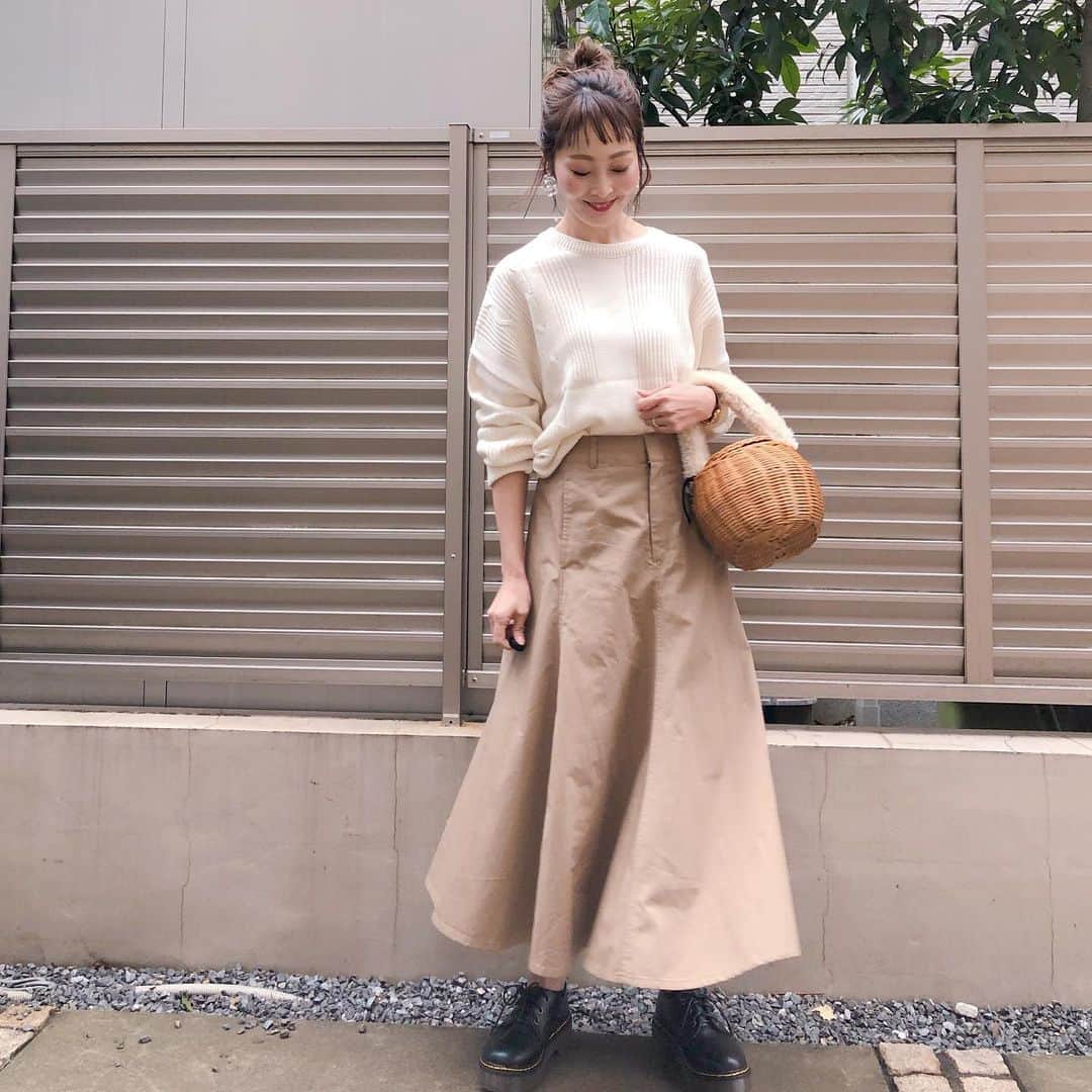 Kikuno Sayumiさんのインスタグラム写真 - (Kikuno SayumiInstagram)「〻UNIQLO U〻 ・ ・ ・ #uniqlou の新作コーデ𓇠 #トレンチコート#コットンツイルフレアスカート ・ まず、コートとスカートとの丈感の相性が良すぎて◎ ・ コートはゆるっとダボッと着たくてLサイズにしたよ！襟抜きして着るのが好き‪‪❤︎ ベージュとちょーー悩んだけど持ってない黒にしてみた。春は花柄ワンピを下に着たい、そんなワンピを今探し中😚‬ ・ スカートも人気よね！このフワッとしたラインが好き♡♡足首が見える丈感も良い◎ ・ @uniqlo_ginza @uniqlo_with @uniqlo_jp ・ ・ #ファッション#fashion#ママ#ママコーデ#プチプラコーデ#大人カジュアル#ヘアアレンジ#大人可愛い#uniqlo2021ss #UNIQLO新作#広がれユニクロの輪#ユニクロ#ユニクロコーデ#UNIQLOレポ#ユニジョ#uniqloginza #locari#uniqlo#上下ユニクロ部 #uniqloginza2021SS」1月26日 17時13分 - sayumikikuno