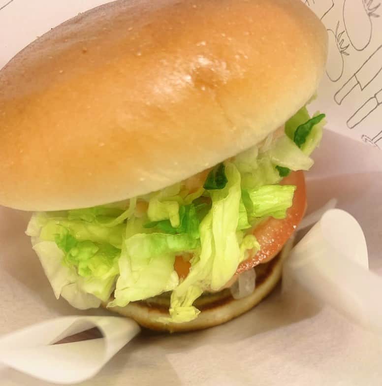 小林アナさんのインスタグラム写真 - (小林アナInstagram)「1日の設定カロリー範囲内で ソイモス野菜バーガー！ 久々！ あぁ超美味しい(´；ω；`) 低カロリーなのも嬉しい(´；ω；`) シェフにお礼が言いたい。 #ベストボディジャパンへの道」1月26日 17時13分 - genkobiribiri
