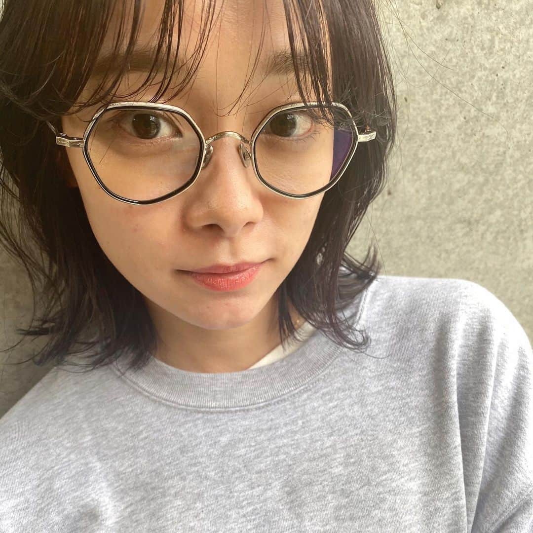 荒井愛花さんのインスタグラム写真 - (荒井愛花Instagram)「メンテナンス日でした🐋 毎月同じカラーにしてもらってます…◯ 自然な髪色が今の気分。 ▶︎ @zuma227   めずらしい7角形の眼鏡😍 もうめちゃくちゃお気に入り… 昨日ストーリーにもあげた  ▶︎ @resee.official   もうお世話になって7.8年？ 大好きなカレー屋さんのトレーナー🍛 ▶︎ @kenickcurry   自分が好きなもの•好きな人達に囲まれるとハッピーになれる☺️ “自分の機嫌は自分でとる” 簡単そうで案外難しい… 日々どんな大きさの幸せも大切にしたいなぁ◯  #newcolor #マナカのフク」1月26日 17時13分 - maaanyaka