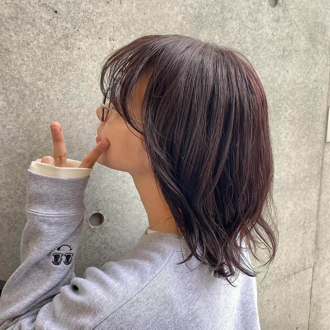 のインスタグラム：「メンテナンス日でした🐋 毎月同じカラーにしてもらってます…◯ 自然な髪色が今の気分。 ▶︎ @zuma227   めずらしい7角形の眼鏡😍 もうめちゃくちゃお気に入り… 昨日ストーリーにもあげた  ▶︎ @resee.official   もうお世話になって7.8年？ 大好きなカレー屋さんのトレーナー🍛 ▶︎ @kenickcurry   自分が好きなもの•好きな人達に囲まれるとハッピーになれる☺️ “自分の機嫌は自分でとる” 簡単そうで案外難しい… 日々どんな大きさの幸せも大切にしたいなぁ◯  #newcolor #マナカのフク」