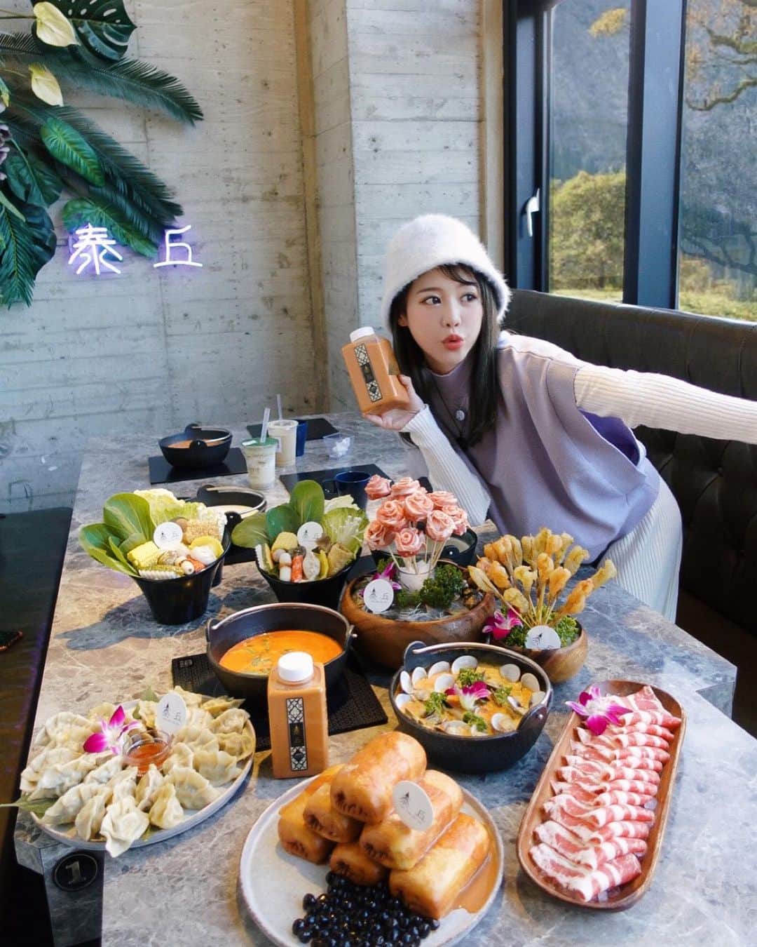 のインスタグラム：「前天跟姐妹們去台中一日遊，就是為了吃泰丘新菜色!!!點了浪漫的玫瑰花束牛肉火鍋雙人套餐🌹吃飯偶爾還是要有儀式感的嘛～(*´∀`)~♥ 玫瑰花束牛肉不要以為它中看不中吃，它是好吃很嫩的肉耶！會一支接著一支涮的那種 新菜色當中我最喜歡的除了它以外還有招牌棒棒蝦✨✨不用剝殼的蝦真的太爽🤣共有18支我這小鳥胃就吃了8支了，而且很新鮮！ 吃完主食還有新推出的甜點✨泰奶珍珠銀絲卷，我就是那種去鹹酥雞攤會加點炸銀絲卷的人🤣🤣泰丘居然還加了珍珠，這組合完全是我的愛 除了這些火鍋套餐以外還有宅配新品噢 ꫛꫀꪝ泰國手工綠咖喱水餃  喜歡綠咖哩的人不能錯過!內有南薑、魚露、檸檬葉磨碎揉入嚴選台灣豬肉，重點餃皮很Q彈！不用出國就能在家享受獨家道地的泰國風味   情人節快到了還在猶豫餐廳嗎？推薦不論是價格還是用餐氣氛或食材美味度cp質都很高的泰丘給你們🧏🏻‍♀️  #台中」