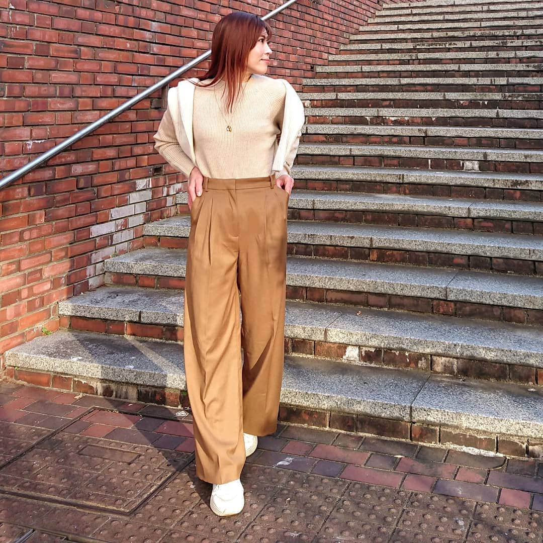 nori0620のインスタグラム：「いつかの@zaraのダッドパンツと  #ウォッシャブルミドルゲージクルーネックセーター@uniqlo_jp   春はダッドパンツにガーリーなブラウスも合わせてみたいな。。💭  今手元にあるアイテムに何を合わせたら春らしくなるかを模索中………💭🌸  #ニット @uniqlo_jp #パンツ @zara #スニーカー @gu_global  #instafashion#fashion#code#outfit#fashionsnap#uniqlo#uniqloginza2021SS#ウォッシャブルミドルゲージクルーネックセーター#メンズ#zara#ダッドパンツ#gu#ダッドスニーカー#mamafashion#ママファッション#ママコーデ#プチプラコーデ#locari」