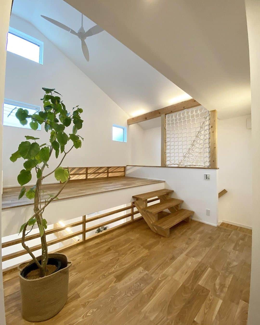 e-sumai_kyotoのインスタグラム：「2階のホールスペースは広々とした空間！ 階段上にはアスレチックロープを設け、落下防止とお子さんが寝転がったりして遊べる空間にも◎  窓からの光と1階からの光が差し込むので、日中でも明るい空間になりました。  この度はお引き渡し、 おめでとうございました！！  自然素材にこだわった注文住宅・リノベーションをお考えの方、お気軽にお問い合わせください。  家創りの資料請求はこちらから →@request_esumai  #京都工務店 #注文住宅 #イー住まい #自由設計 #自然素材 #リフォーム#無垢フローリング #リノベーション #トイレ #水回り#外壁 #土地探し #カフェ #デザイン #家具 #暮らしの道具 #housedesign  #家具屋 #暮らしの記録  #マイホーム #家づくり #雑貨 #玄関インテリア  #暮らしを楽しむ #アスレチックの家 #アスレチックネット #おしゃれさんと繋がりたい #ホール」