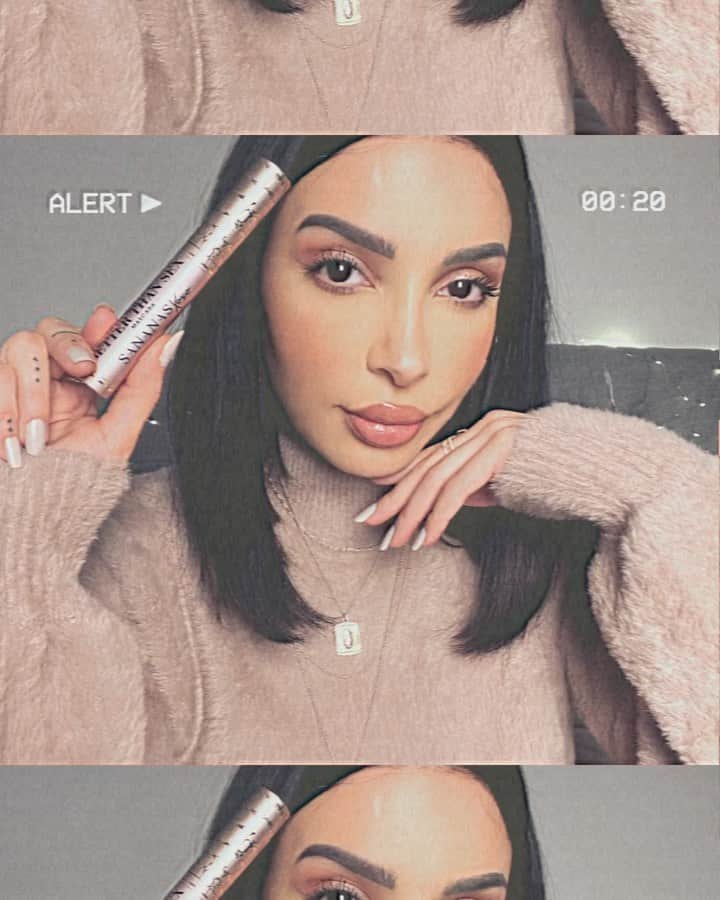 sananasのインスタグラム：「*sponsorise*Tellement honorée de cette collaboration avec @TooFaced @toofacedlovesfrance ☺️🎉On m’a proposée de relooker l’un de mes mascaras préférés 🤩Le Better Than Sex ! Vous le trouverez en édition limitée chez @sephorafrance dès maintenant ! Il était temps de lui enfiler une nouvelle tenue ... un peu plus glam 😜La formule et la brosse restent les mêmes, il avait juste besoin d’un peu de changement lui aussi pour 2021 ahah ! Et pour fêter ça RDV ce soir à 18h pour un live sur Sephora.fr 😘 #BetterThanSex #TooFaced」