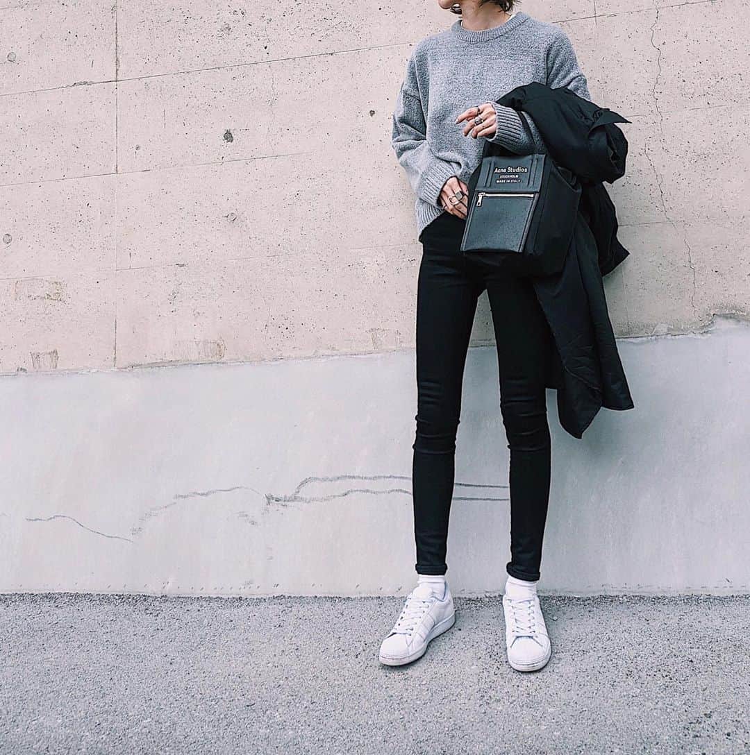 maai0528のインスタグラム：「〻👩🏻‍🦳🐰🥞🍹 Ootd‥🕊 好きな組み合わせ。 ． グレーのもちりとしたニット お気に入りなんだー。 ↑ @envylook_japan  ． ． #envylook #envylook_japan #teampixel #baroque_pixel #pixelで撮影」