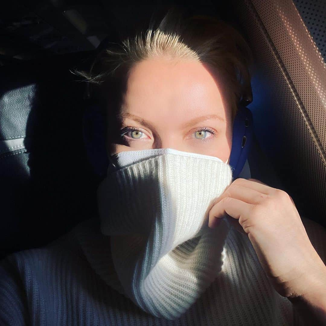 フランツィスカ・クヌッペさんのインスタグラム写真 - (フランツィスカ・クヌッペInstagram)「Let your eyes speak ❤️💋✨✈️💭 ... flying to munich today #work #lovemyjob #greeneyes #mask #sun @lufthansa #enjoylife #everysecond」1月26日 17時19分 - franziskaknuppe