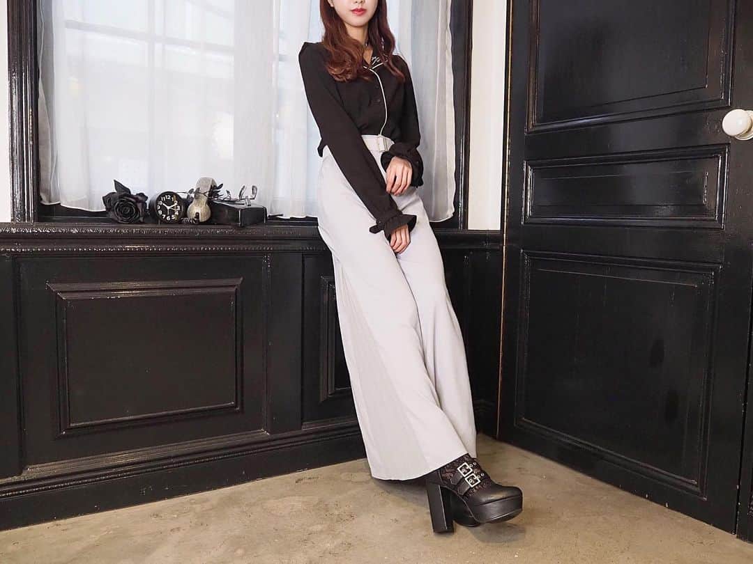 EATMEのインスタグラム：「1.26 update... #EATME #JANUARY #NEW #ITEM . TOP画面のURLからEATME WEB  STOREをCHECK▶︎▶︎▶︎ @eatme_japan . 🌹ベルトスリーブブラウス ¥9,000(＋tax) BLK.CRM.MIX ☑︎FREE ※1.29発売予定 . 🌹シフォンプリーツワイドパンツ ¥10,900(＋tax) GRY.BLK ☑︎S/M ※1.29発売予定 . 🌹ベルテッドパンプス ¥13,000(＋tax) BLK.CLM.MIX ☑︎S/M/L ※発売中 . #EATME_COORDINATE #eatmejapan #イートミー」