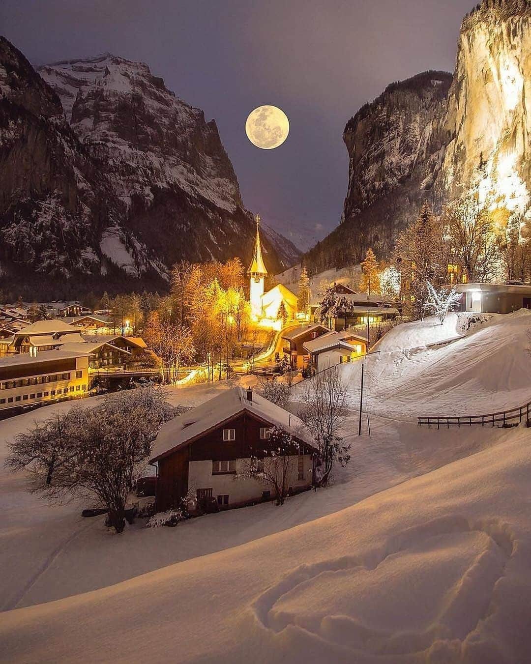Canon Photographyさんのインスタグラム写真 - (Canon PhotographyInstagram)「Moonrise in Switzerland 🌙 Photography // @kardinalmelon Curated by @steffeneisenacher  #moon #moonrise #switzerland #swiss #lauterbrunnen #astrophotography」1月26日 17時21分 - cpcollectives