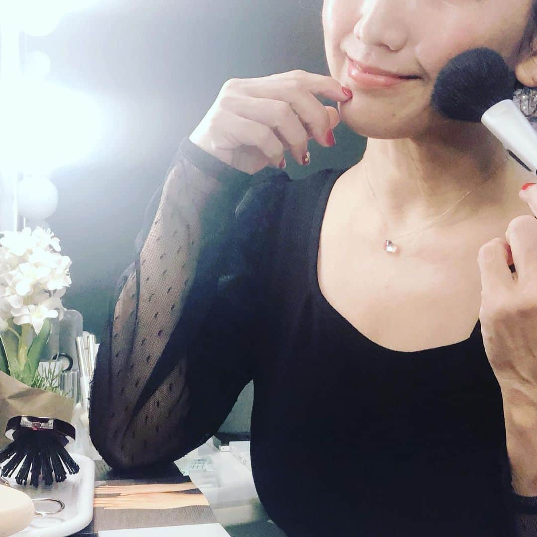 坂木優子さんのインスタグラム写真 - (坂木優子Instagram)「♡ ♡ ♡  今日もお疲れ様でした♡  #makeup  も #美容　も　 好きなことを　仕事にできる しあわせ♡  今日も　学んだイチニチでした✨  良いひと達と　携われることで  モチベーションにつながる❤️  あしたも　そんな１日に✨  さて　#晩ごはん どうしようかな？♡  #todayful #beauty#salon#work  #shonan#mylife#美容#美肌#おこもり美容 #アドバイザー #エステサロン #zushi#hayama#kamakura#湘南#なりたい肌 #おまかせ ♡」1月26日 17時27分 - beacheyuko